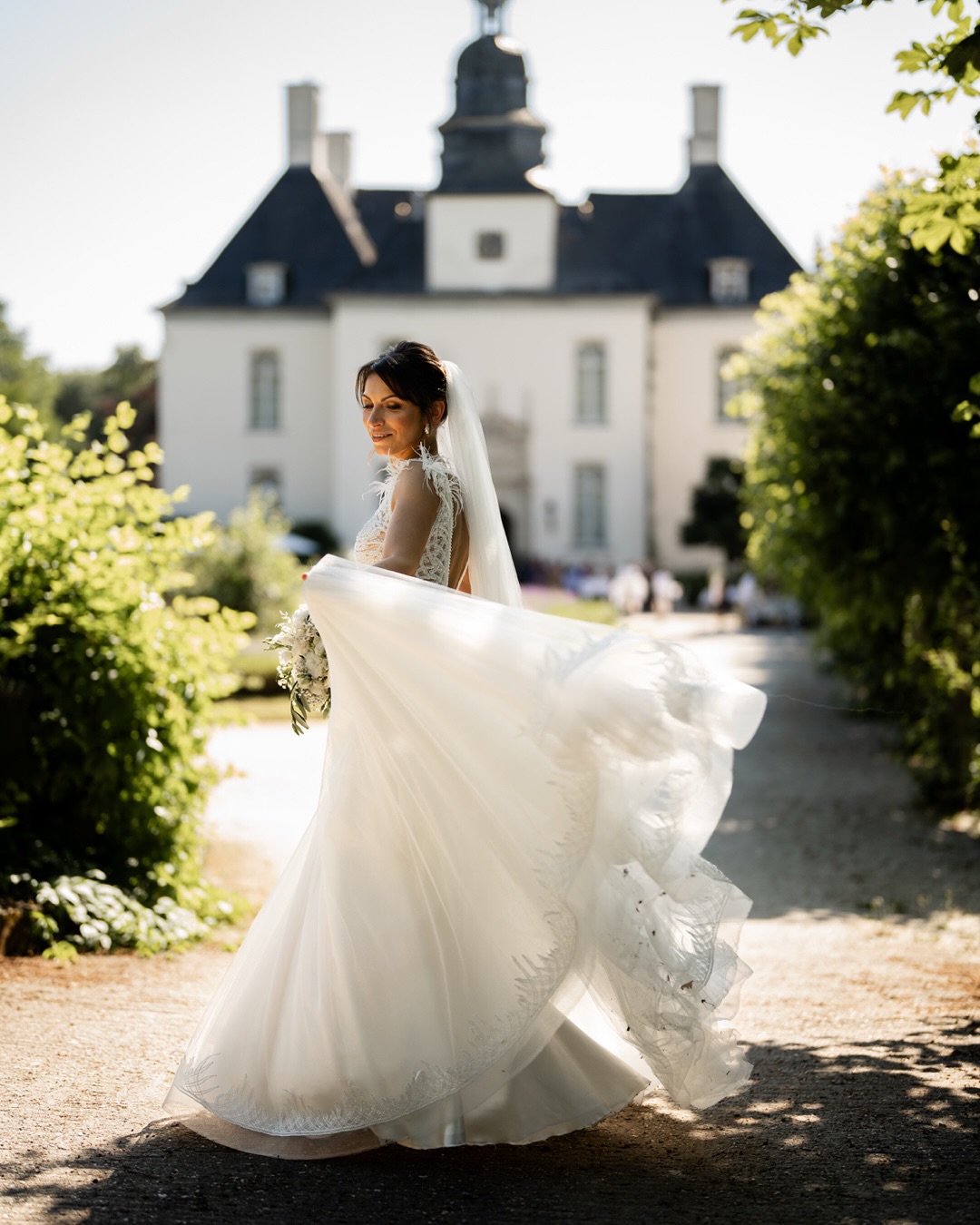 Unvergessliche Momente
Ein paar der beeindruckenden und bedeutsamen Momente die am Tag von A+N liebevoll von @kems_lens eingefangen wurden.
Unsere strahlende Braut beim getting Ready, der Kuss unter den Bögen der Rosen , die Dayparty bei der @soulmatesmusic für die perfekte Stimmung gesorgt hat, bis hin zu den intimen Momenten in denen die Beiden einfach nur sich im Blick hatten und Raum und Zeit keine Bedeutung hatte - solche Momente schaffen Erinnerungen für das Leben!
Genießt jeden Augenblick und achtet darauf genug Zeit für eure gemeinsamen Momente und Erinnerungen zu schaffen, denn sie sind es, an denen ihr ein Leben lang festhalten werdet.
Wir unterstützen Euch gerne bei der perfekten Planung und Umsetzung.
Planung : @levin.wedding
Foto und Video: @kems_lens
Floristik: @blumenhansel
Trauredner: @die.redekunst
Assistent am Tag: @mikado_hochzeitsplanung
Deko: @leihdirliebe
DJ: @arndt_eventtechnik_
Band: @soulmatesmusic
Styling: @christinaremche
#hochzeitsplanung #momente #hochzeit #weddingday #weddingplanning #destinationwedding #destinationweddingplanner #bridetobe #verlobt #weddingphotos