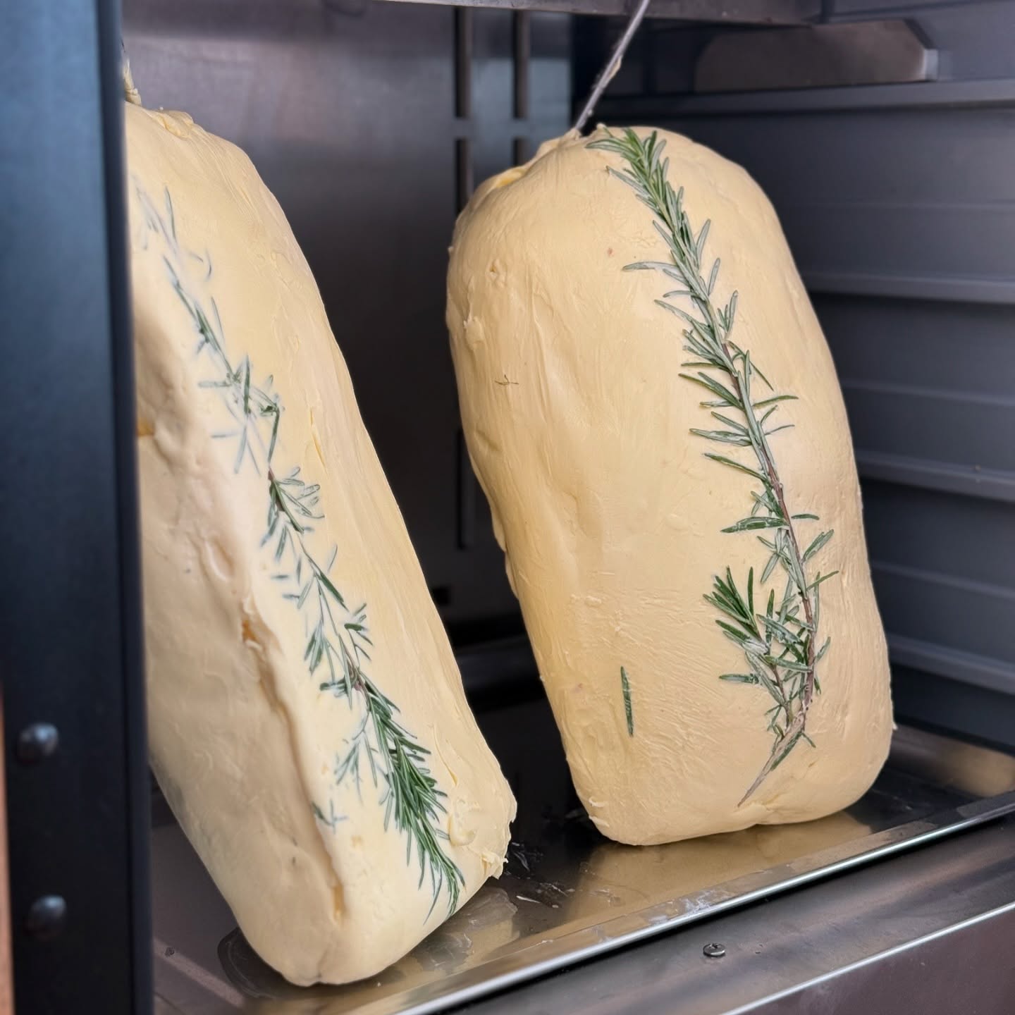 In Butter gereiftes Dry Age Entrecote - hausgereift in unserem Reifeschrank. Ab 01.12. von unserem Küchenteam für Sie zubereitet.
#restaurant #pier6 #dryagedbeef #hausgemacht