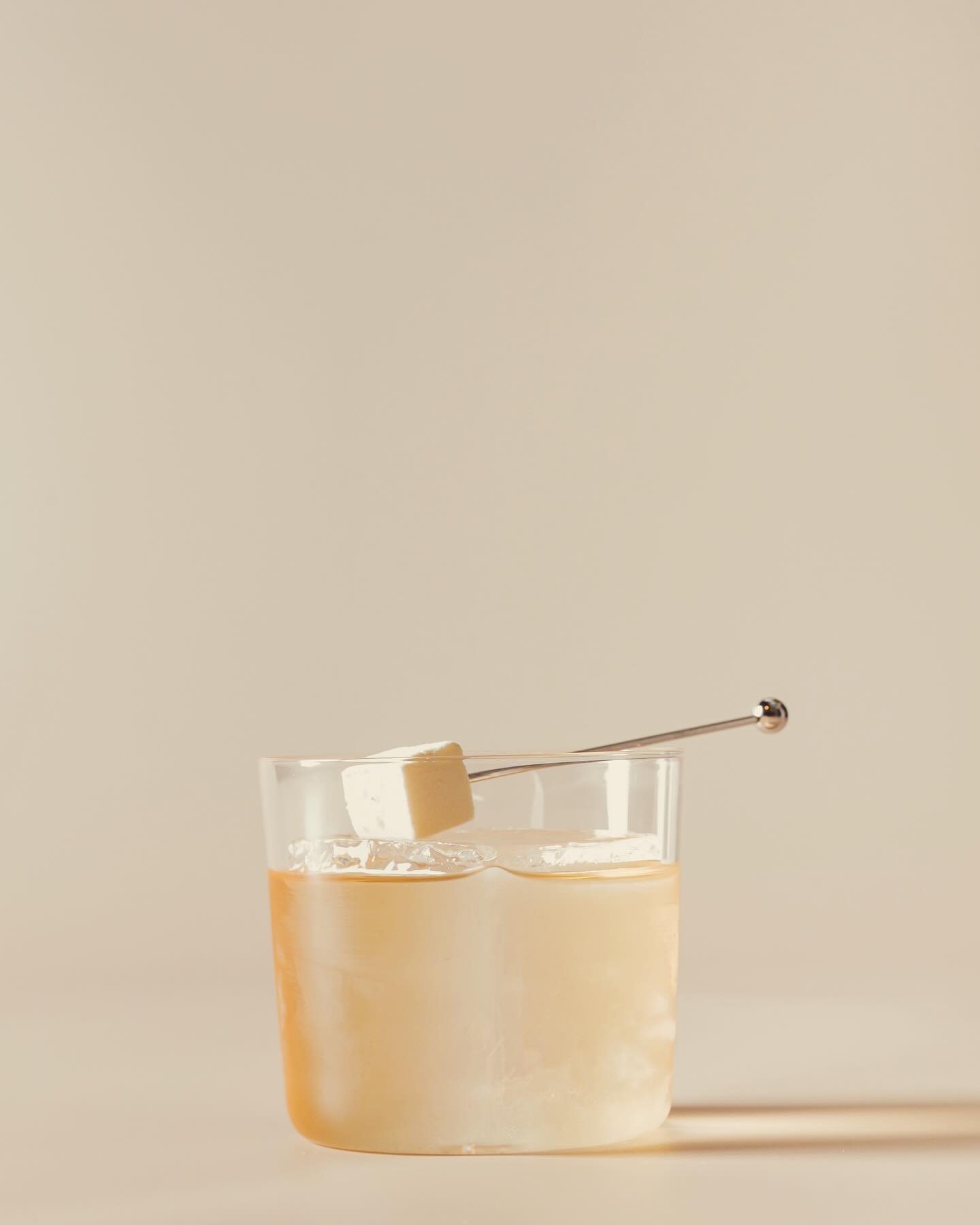 Introducing the seafood cocktail from
🦑🌱 PARSLEY + SQUID
This cocktail offers a bold, layered flavor profile, blending savory, smoky, and herbal notes. Parsley adds a fresh, peppery lift, while squid ink distillate brings umami depth with a touch of salinity. Mezcal contributes smokiness, balanced by the coconut and green olive brine for a hint of creamy salinity.
Paired with feta cheese, the cocktail’s savory and earthy flavors are enhanced, creating a unique, satisfying balance of tangy, smoky, and fresh tastes.
Come taste it tonight at @baantrok 3FL. Santiphap Rd.