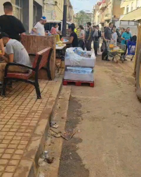 La ayuda que hemos enviado junto con la ONG Chiquitita llegando a Alfafar, Valencia.
En el primer video la gente del pueblo haciendo cola para recibir la comida.
En el segundo, la comida de bebé lista para tomar que hemos enviado.
En el tercero descargando el camión. Hemos enviado comida, Mascarillas, pañales, comida de bebé, artículos de higiene y de limpieza... todonlo que hemos ido reuniendo y que más falta hacia.
Pero no acabamos aquí, seguimos porque queda mucho camino por recorrer, todos xon Valencia ❤️🩹
#ayudaavalencia #ayuda #Valencia #ong #envioavalencia #ong #farmaceuticossolidarios #farmaceuticos #ayuda humanitaria #todos juntos #todosconvalencia