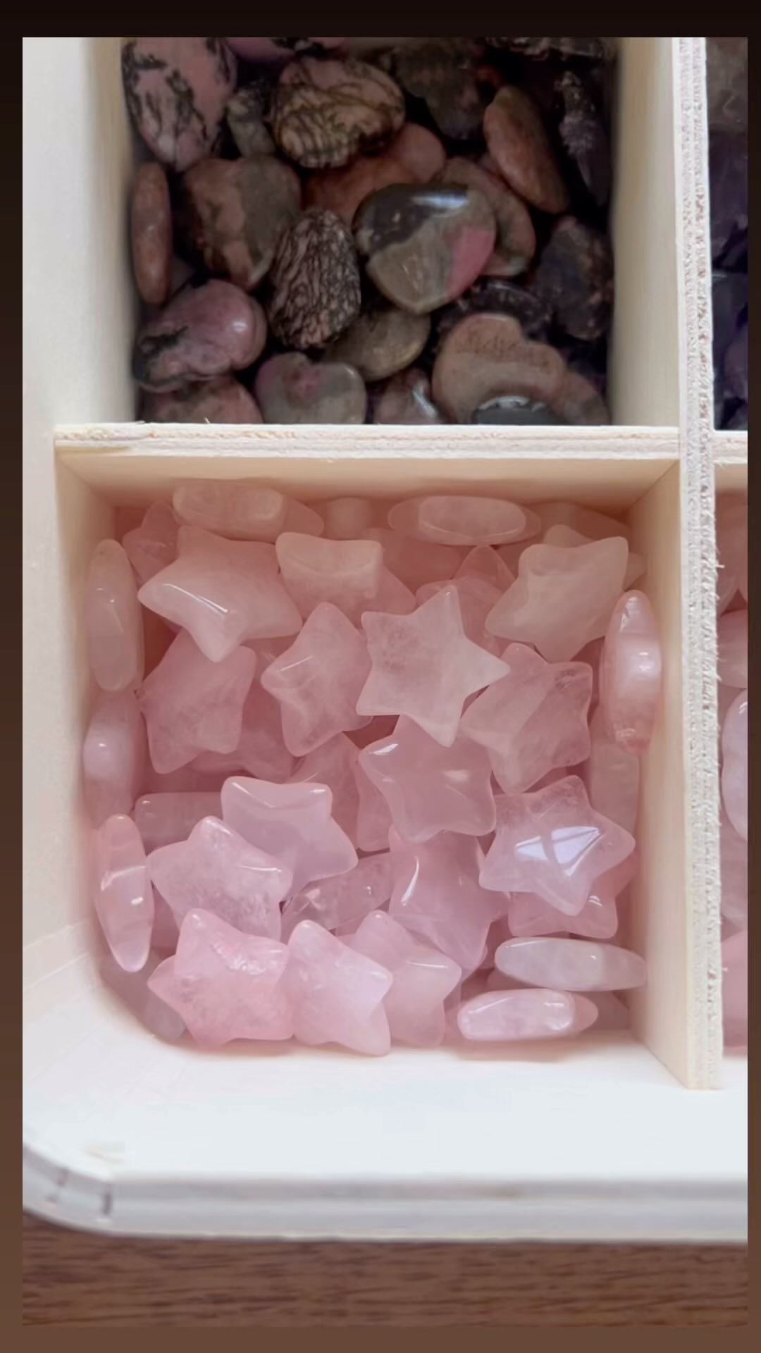 Die Vorweihnachtszeit ist eine ganz besondere Zeit. Es wird gebacken, Geschenke vorbereitet und festlich dekoriert. Natürlich werden nun auch die Adventskalender mit viel Liebe vorbereitet. Bist Du noch auf der Suche nach etwas ganz wundervollem? Wie wäre es mit Edelsteinen hinter den Türchen?
Du darfst Dich gerne bei mir melden.
#adventskalender #edelsteine #sterne #mond #liebevoll #geschenkidee #edelstein #diy #fürgroßundklein #advent #kleinegeschenke #werbung