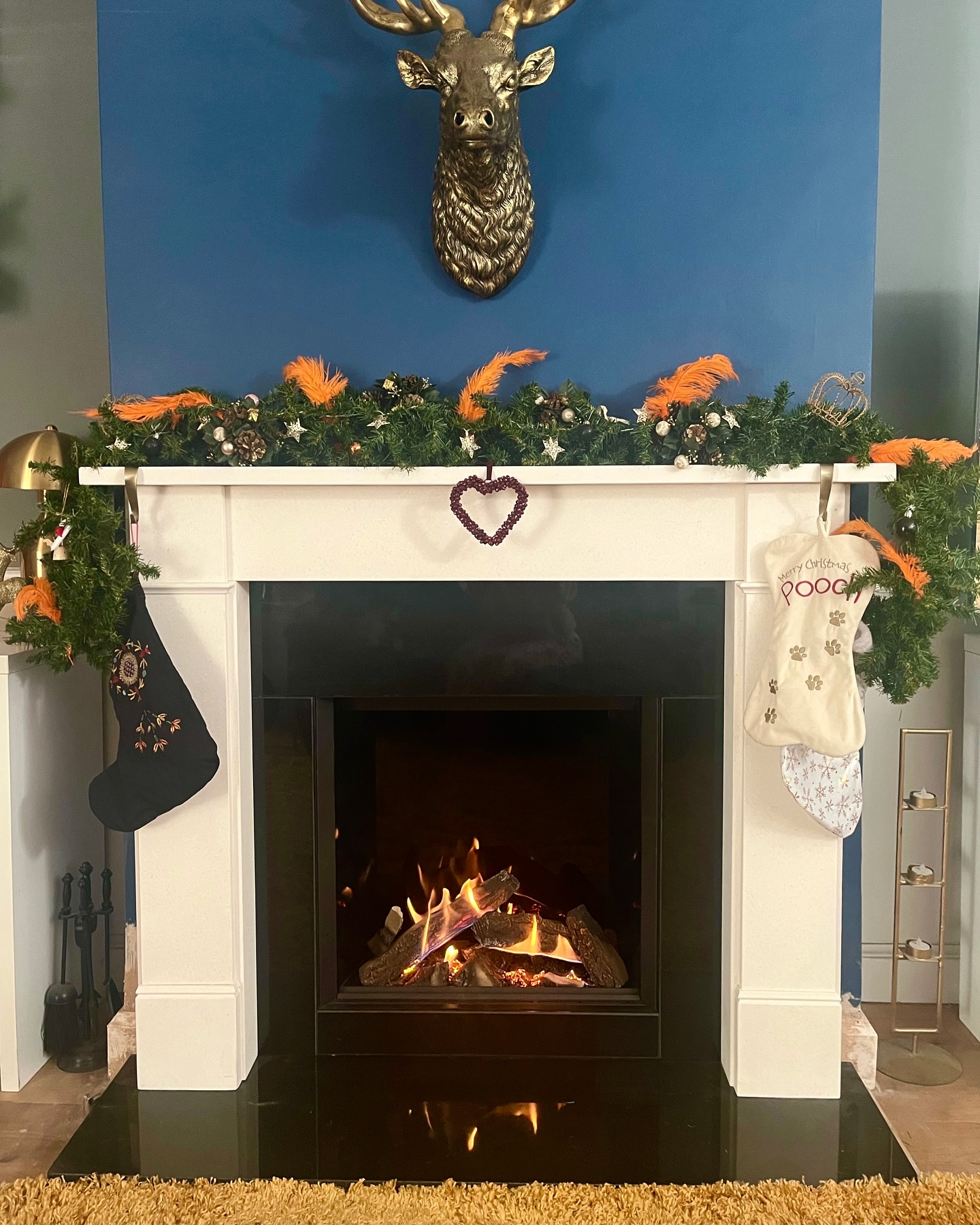 Swipe for Dumble 🐾
@onyx.fires Eclipse 60HL with the @capital_fireplaces Hersham in Aegean Linestine, finished with polished granite hearth and slips. Lovingly decorated by our fabulous customers, and approved by Dumble!