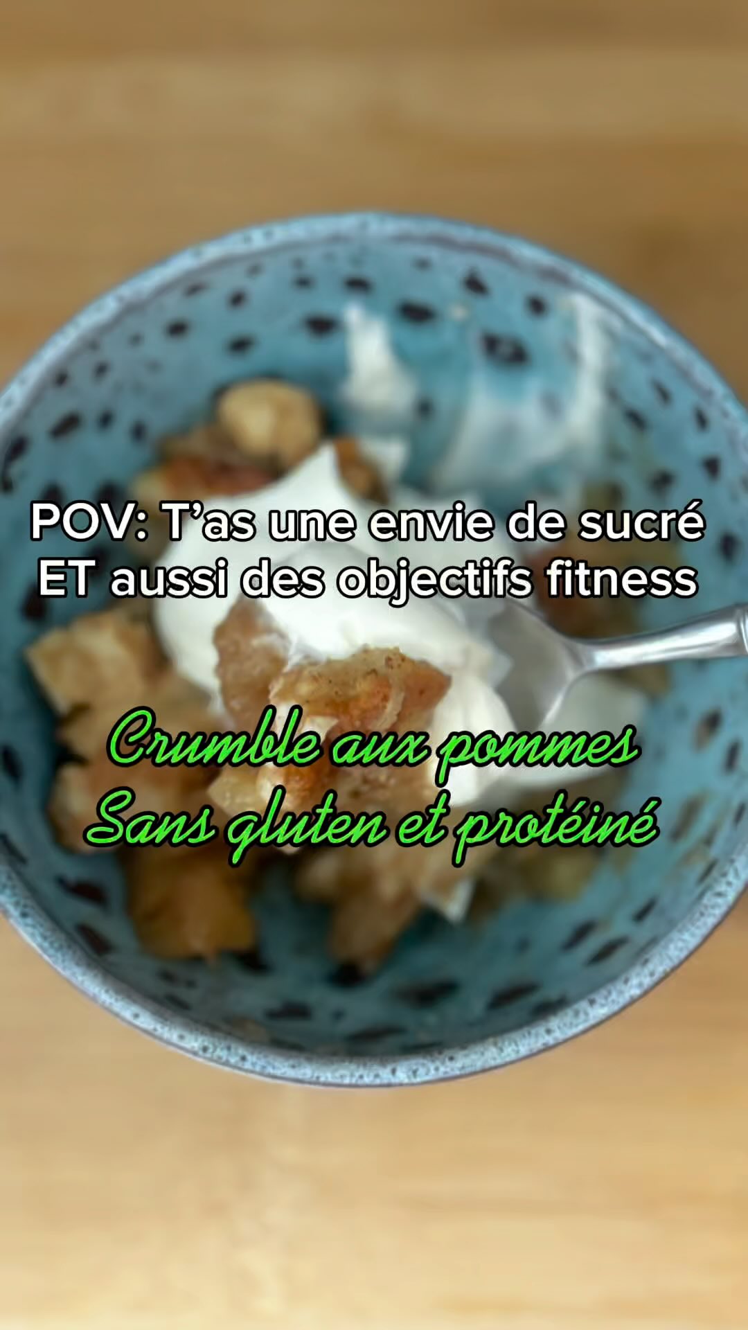 ✨ Crumble aux Pommes ✨
🍏 Ingrédients pour la garniture :
• 2 pommes jaunes ou vertes
• 3 pommes Gala
• 1 citron
• Cannelle
• 30 g de stevia
• 250-300 g de purée de pommes
🍪 Ingrédients pour la pâte :
• 110 g de Mix Vegan Fit Pancake @nu3_fr ou de farine d’amande / riz
• 20 g de poudre d’amande
• 1 œuf
• 60 g d’huile de coco (environ 3 grandes cuillères)
• 30 g de stevia
• Une goutte d’eau froide
🥣 Préparation :
1️⃣Dans un bol, mélange la farine, la poudre d’amande et de la canelle, l’huile de coco et la stevia jusqu’à obtenir une pâte granuleuse.
2️⃣Incorpore l’œuf et pétris jusqu’à ce que la pâte soit homogène. Si nécessaire, ajoute une goutte d’eau froide pour ajuster la texture.
3️⃣Forme une boule, enveloppe-la, et laisse reposer au congelateu pendant quelques 15 min. En attendant de préparer la garniture.
4️⃣Épluche et découpe les pommes en morceaux grossiers.Dispose-les dans un moule, saupoudre généreusement de cannelle, et ajoute le jus de citron.
5️⃣Ajoute la stevia et mélange le tout directement dans le moule. Incorpore la purée de pommes et mélange de nouveau. Mets au four pour pré-cuire les pommes, pour un résultat plus fondant.
6️⃣ En parallèle, une fois la pâte reposée, émiette-la avec une fourchette. Répartis sur la garniture de pommes pour bien tout recouvrir. Saupoudre le reste de cannelle et de stevia uniformément.
7️⃣Enfourne à 180°C (350°F) pendant 30 minutes, jusqu’à ce que le crumble soit doré et croustillant.
8️⃣Sers chaud avec du yaourt grec 0% ou du skyr pour booster les protéines et avoir un combo parfait !
✨Résultats : 8 grandes portions
Macros (par portion) :
💪🏼 Protéines : 6g (+ 10g avec 100g de skyr)
🍌 Glucides : 24g
🧈 Lipides : 9,2g
🔥 Calories : 191 kcal
Abonne-toi @julienutrifit pour plus de recettes saines et de contenu nutrition/fitness ! 💪🥗
.
.
.
#dessert #gymlife #gymgirl #foodie #whatieat #fitness #nutrition #alimentationsaine #alimentationequilibree #mangermieux #coachennutrition #nutritioncoach
#foodinspiration #recette #sansgluten #fitgirl #petitdejeuner #breakfast #glutenfree #protein #crumble #crumble
#pertedepoids #pertedegras #recettefacile #snack
#nutritiousanddelicious #recettesaine