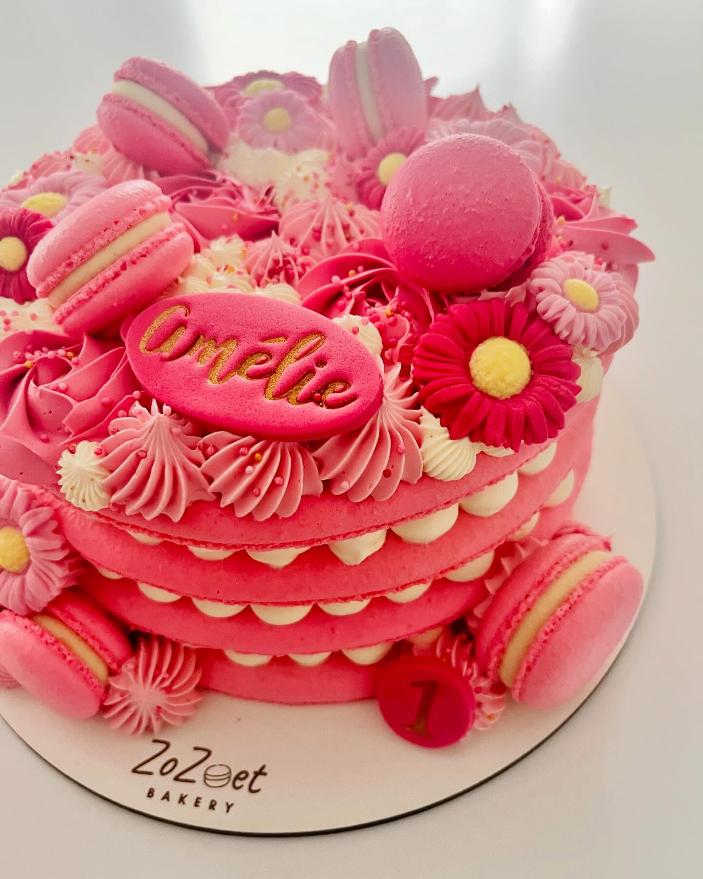 ✨Twin macarontaart✨
Een tijdje geleden mocht ik deze matching macarontaartjes maken voor de eerste verjaardag van tweeling Elena en Amélie 🥰
Éen van de taartjes is gluten- en lactosevrij, want ja, dat is zeker mogelijk bij macarontaart! Macarons zijn namelijk van nature glutenvrij omdat ze gemaakt zijn van amandelmeel. Bovendien kunnen sommige vullingen ook gluten- en lactosevrij gemaakt worden.
Stuur me een berichtje voor meer info 🩷
#macaroncake #macarontaart #twinscake #tweelingtaart #macarons #macaronlove #macaronlady #macaronqueen #zozoet #zozoetmacarons #oostende #artisanalemacarons