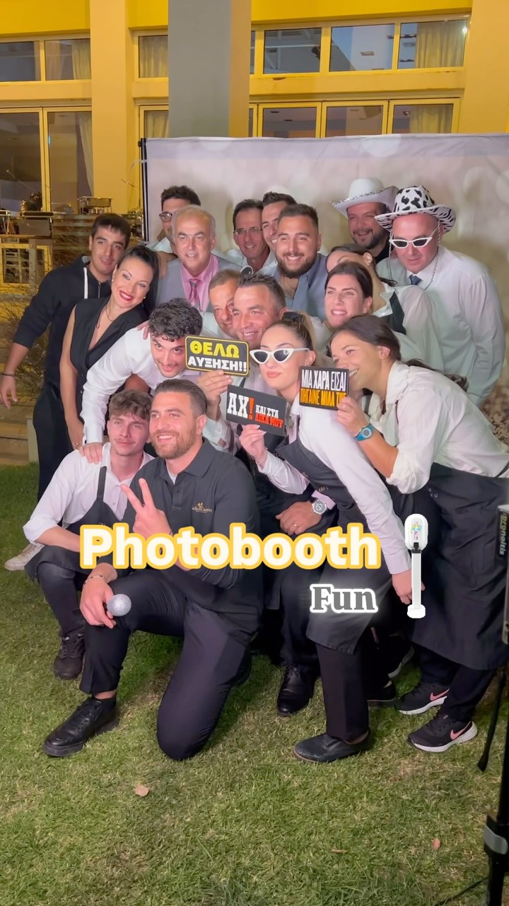 We make unforgettable moments with our chic and stylish Photobooth!