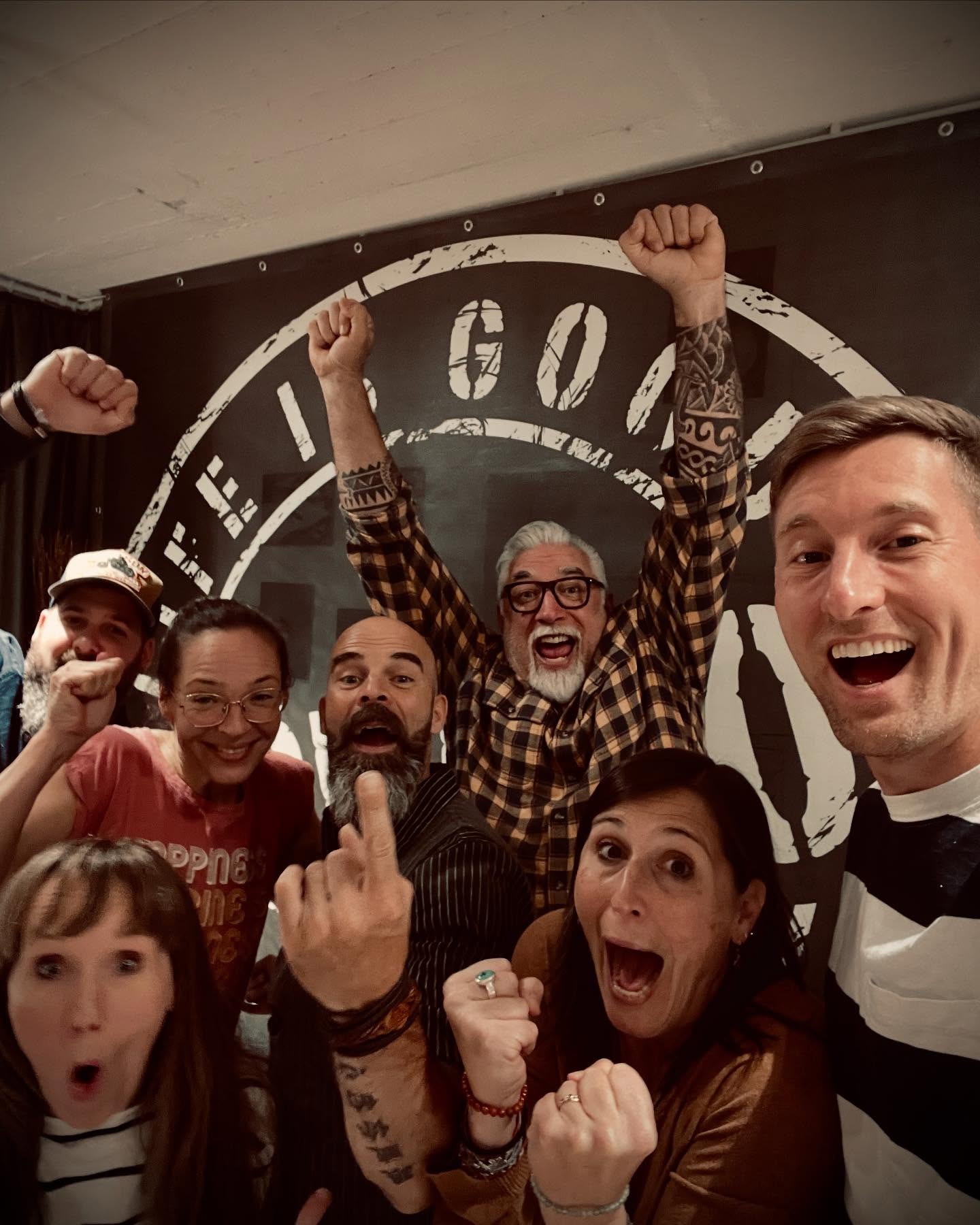 Letzte Probe vor unserem morgigen Jubiläumskonzert. Die Aufregung ist gross 😬 Die Stimmung super 🙃
Als Background-Sängerinnen unterstützen uns morgen die beiden wunderbaren Ladies Marlen und Claudia (ehem. The Ladybug) 🥰
#rosewoodbandswitzerland #lifeisgoodwithrosewood #swissmusic #10yearsontheroad