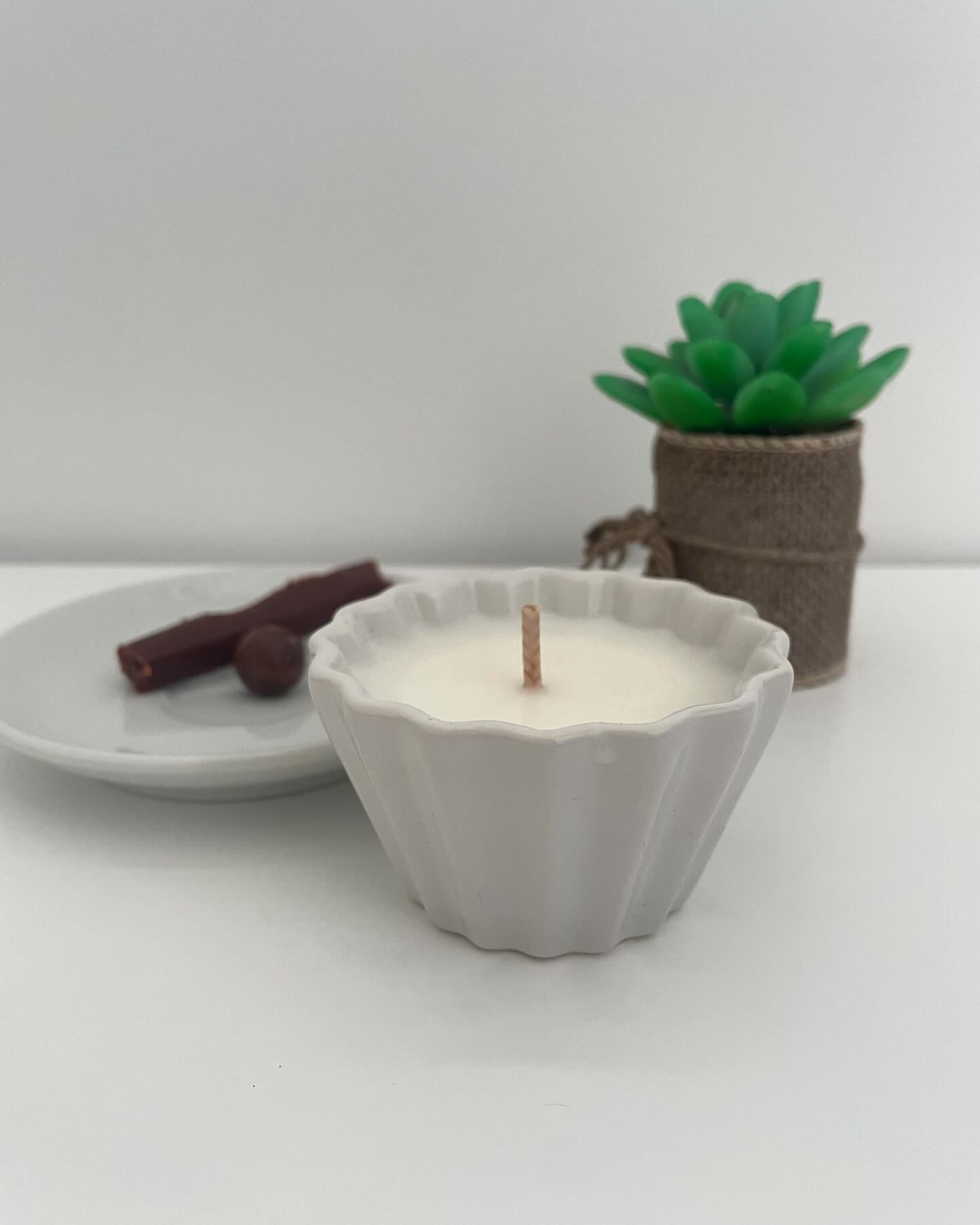 😋VENDUE😋 Qui a envie d’une pause douceur ?
Découvrez ce délicieux cupcake au caramel beurre salé 😋.
Odeur gourmande réconfortante ☁️
Contenant à réutiliser à l’infini ❤️
Bougie végétale de 59g, parfum caramel beurre salé en provenance de Grasse, certifie sans CMR ni phtalates. À découvrir sur le shop !
#bougie #bougieartisanale #bougies #caramelbeurresalé #parfum #noel #automne