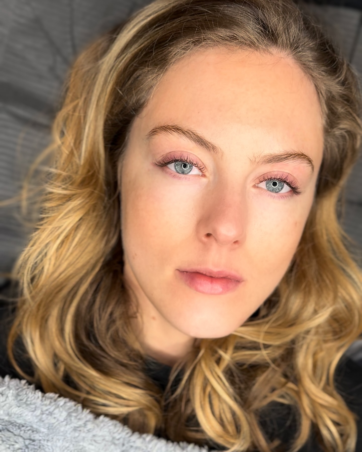 Say goodbye to heavy, over-the-top lashes, big, bold lashes are a thing of the past! As we step into 2025, the lash trend is all about a soft, ultra-natural look that enhances your eyes without weighing them down. Thick, dramatic lashes can make the eyes appear smaller and feel heavy on the lids, but my unique Real-Effect Lash technique gives you beautifully lifted, open eyes with a feather light finish.
#RealEffectLashes #naturallashes #fyp #explore #EffortlessBeauty #LBsensei