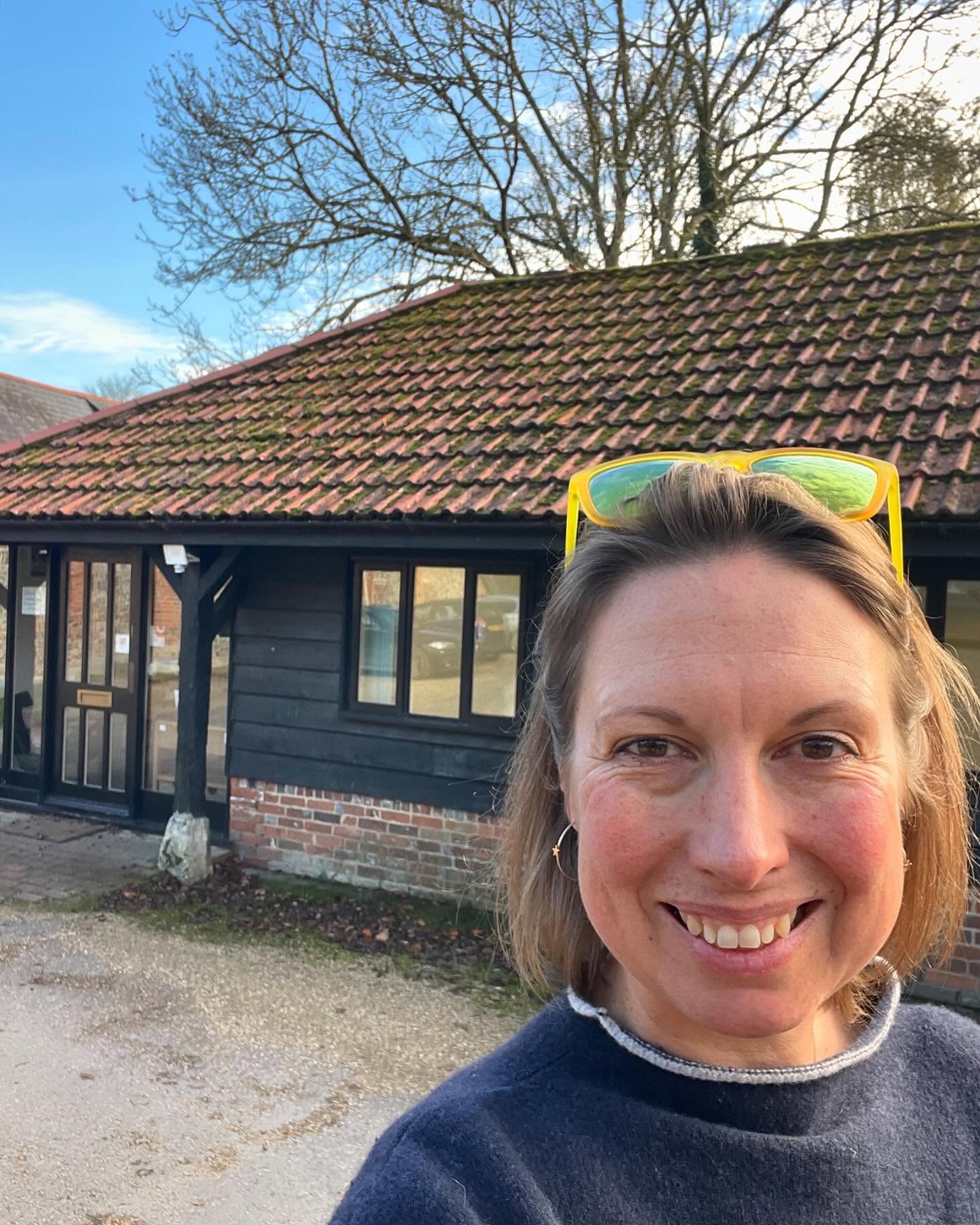 What are you doing to look after your pregnant or postnatal body?
Completely failed to get a snap of @emilythephysio in her gorgeous studio on the outskirts of Andover this afternoon. We were too busy gassing over tea and chocolate biscuits and before we knew it her client had arrived!
More to come on our conversation in due course but in the meantime, please scroll across to see her amazing array of offerings to support your physical wellness before and after having a baby!
.
.
.
.
.
#pregnant #hampshire #pilates #prenatal #postnatal #hypnobirthing #andover #womensupportingwomen