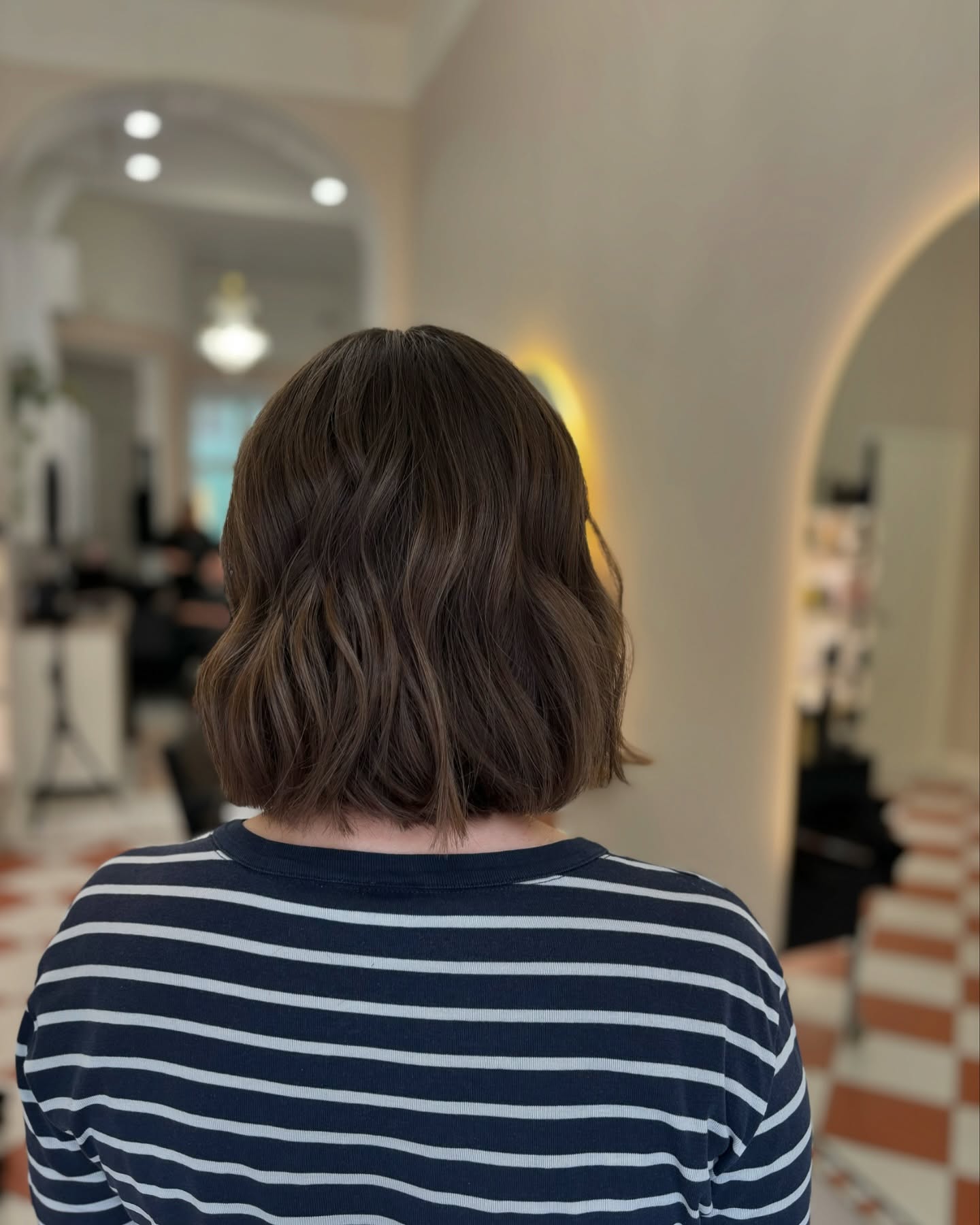 Long to Bob 💇🏽♀️💇🏽♀️💇🏽♀️ kunnon muutos tehtiin leikkaamalla reilusti pituutta ja syventämällä sävyä täyteläisempään 🤎
@annikasbow
#bob#choppedbob#oribe#goldwell#goldwellcolor#brunethair#kampaamohelsinki#bowhelsinki#annikasbow