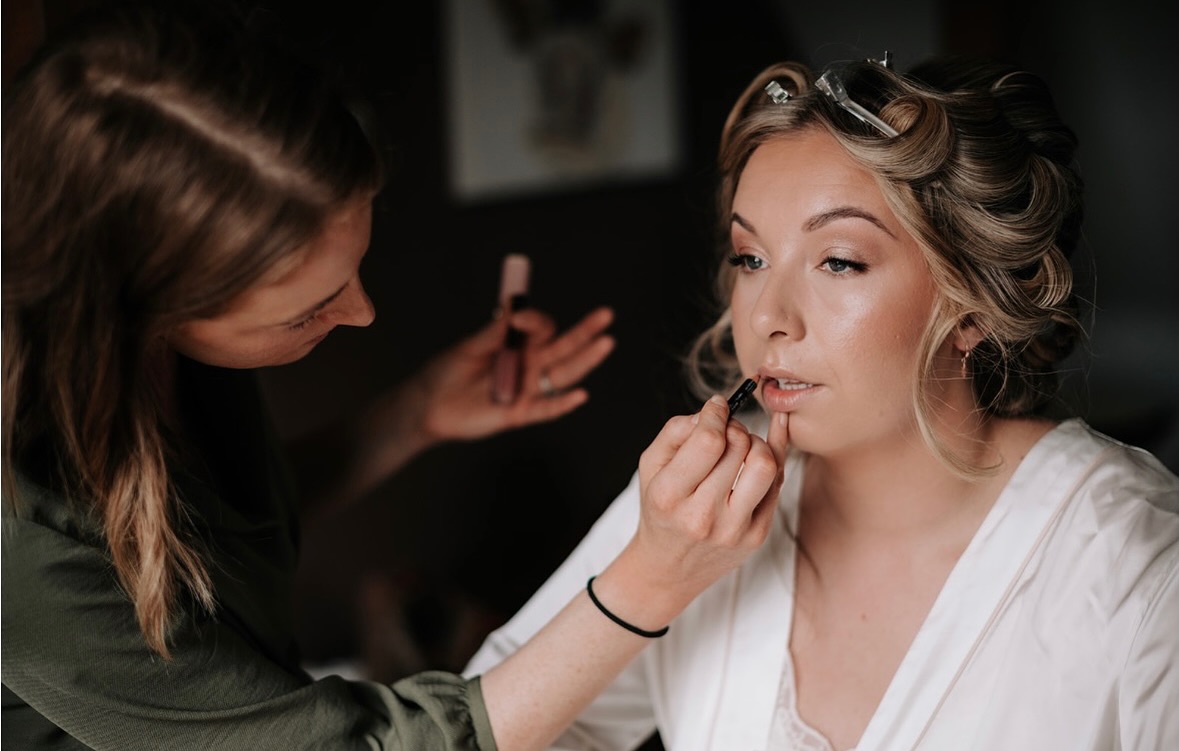 My signature bridal glow!
Using some of my fave products for that âlit from within radianceâ from @charlottetilbury, @saiebeauty @lisaeldridgemakeup
Photo credit @lucydracottphoto
Venue @theyoghurtrooms
#NaturalBride #WeddingDayGlow #MakeupArtist #WeddingInspiration
#sussexweddingvenue #surreyweddings #surreyweddingvenue #sussexmakeupartist #surreymakeupartist #hampshiremakeupartist #bridalmakeup #sussexweddings #surreyweddingvendors #sussexweddingsuppliers #surreyweddingvendors #bridalmakeup #naturalbridalmakeup #weddingmakeup #bridalbeauty #BridalLook #HampshireWeddings #radiantbride