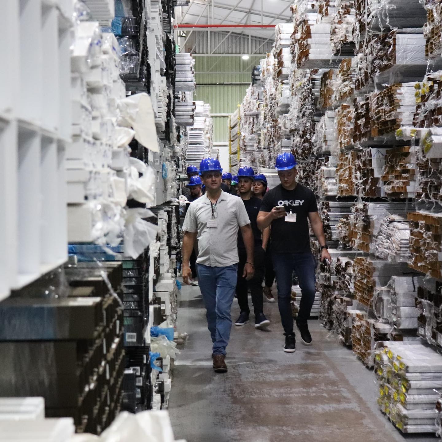 Sempre em busca de aperfeiçoamento!💼📈
Nossa equipe de vendas/orçamentos participou nesta última semana de um treinamento promovido pela @vitralsul em parceria com o @canaldoserralheiro. Na oportunidade, conhecemos toda a estrutura da empresa, seu estoque e processo de pintura, além de uma grande troca de conhecimentos e experiências entre os atuantes do ramo.
Tudo isto, em uma busca constante de evolução e crescimento, para estarmos sempre atualizados no mercado de trabalho e conseguirmos fornecer o melhor para os nossos clientes.
Agradecemos a @vitralsul pela excelente recepção e oportunidade.