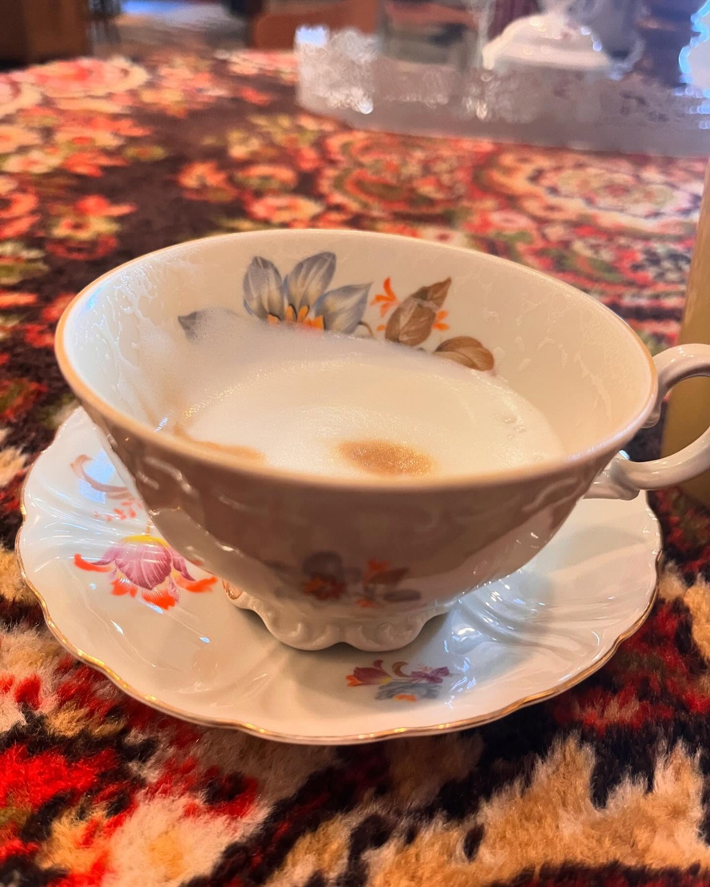 Ganz zufrieden sitze ich in einer heimeligen Kaffeestube mitten in Berlin und denke voller Freude an gestern.
Es war so ein schöner Abend in der @kulturmarkthalle__berlin! Sven hat alles so stimmig und gemütlich eingerichtet. Merci viil mal! Das Feuer knisterte und das Allerschönste war, dass so viele vertraute und liebgewonnene Menschen im Publikum sassen! Zum Teil sind sie fast so weit angereist wie ich. Für mich Freude pur!🥳 #erzählkunstverein #erzählbühneberlin #erzählkunst #freudepur #berlin