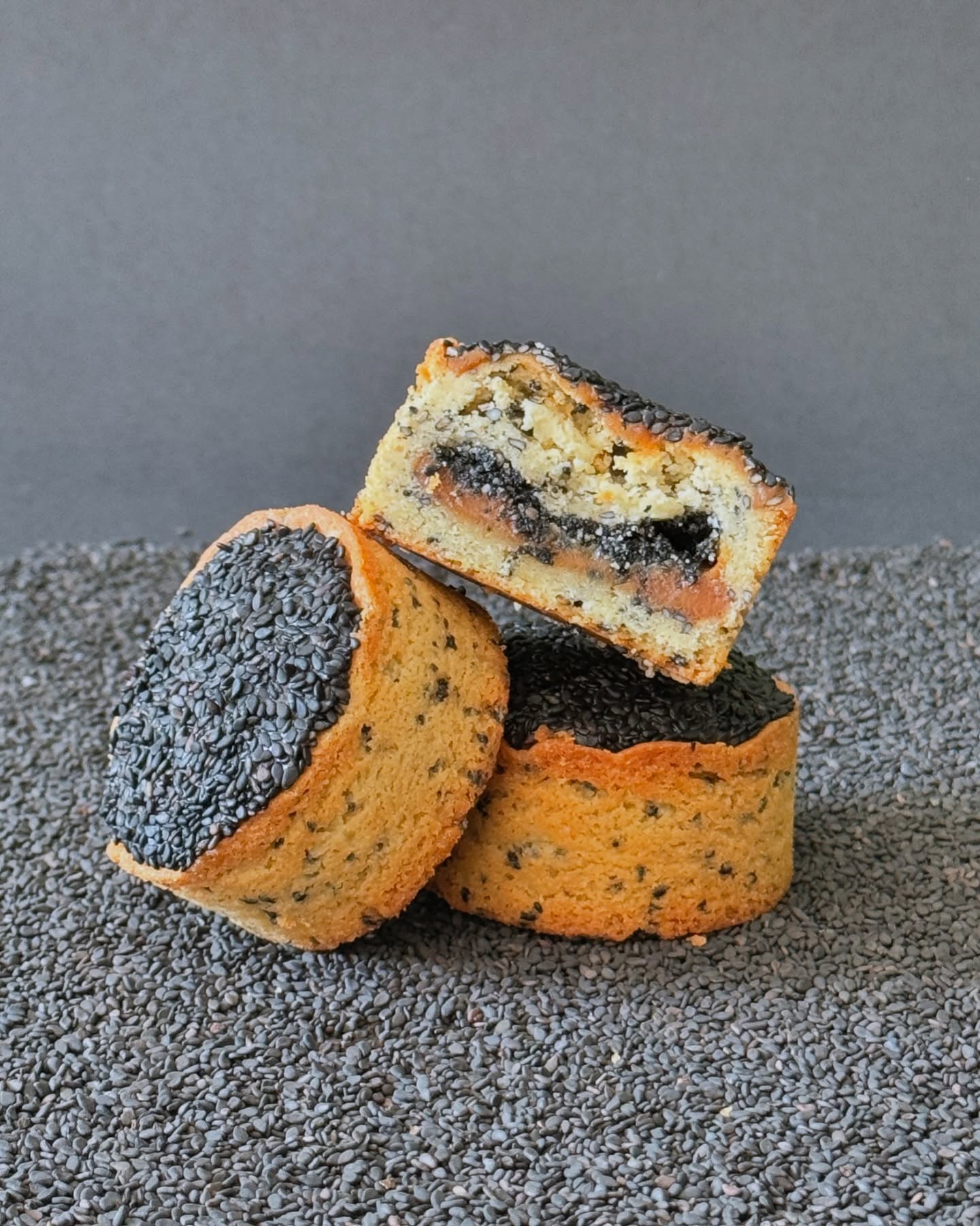 New flavor alert! Meet our Miso Caramel Black Sesame Cookie: rich miso, our signature caramel, and nutty black sesame in every bite 😋
Available on Wednesday pickups/delivery—limited quantities, so act fast! Order at cheztonton.com
#CookieLove #MisoCaramel #ChezTonTonNYC #bitingintoahug #bakestagram #bakedgoods #bakedfromscratch #montontonpecan #bakedjoy #fromfashiontobakingn