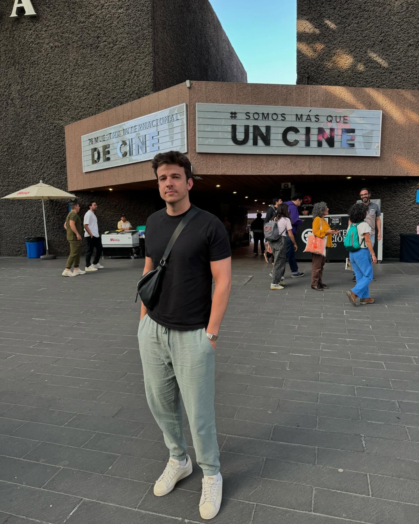 “Cores de Almodovar
cores de Frida Kahlo
cores. “
Dia de assistir O Quarto ao Lado, de Almodovar, em Coyacan, bairro da Frida.
Essa é 1 de 3 Cinetecas que hay en la CDMX.
Muito bonita! Áreas verdes, salas grandes e programação fervorosa.
#cinema #cine #cineteca #cdmx #cultura #art #cinemateca #ciudaddemexico #cidadedomexico #mexicocity #ator #actor #atorbrasileiro #actorbrasileño #almodovar #pedroalmodovar #quartoaolado