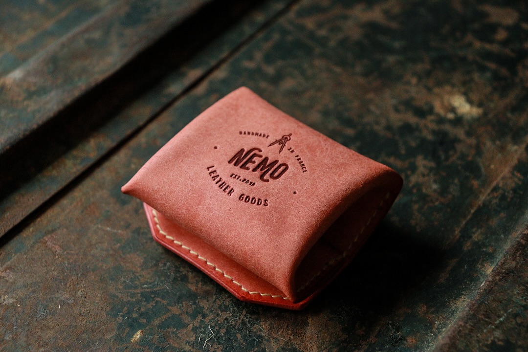 This lovely «Wheel» coin purse in pink Pueblo leather is available. Unique piece.
If you are interested, send a DM.
Available in Nemo online store from tomorrow afternoon.
#leatherwallet #leathercoinpurse #coinpurse #cardholder #wallet #pinkpurse #pinkwallet #madeinfrance #handstitched #fabriquéenfrance #cousumain #portemonnaie #portemonnaiecuir #heritagestyle #pinkleather