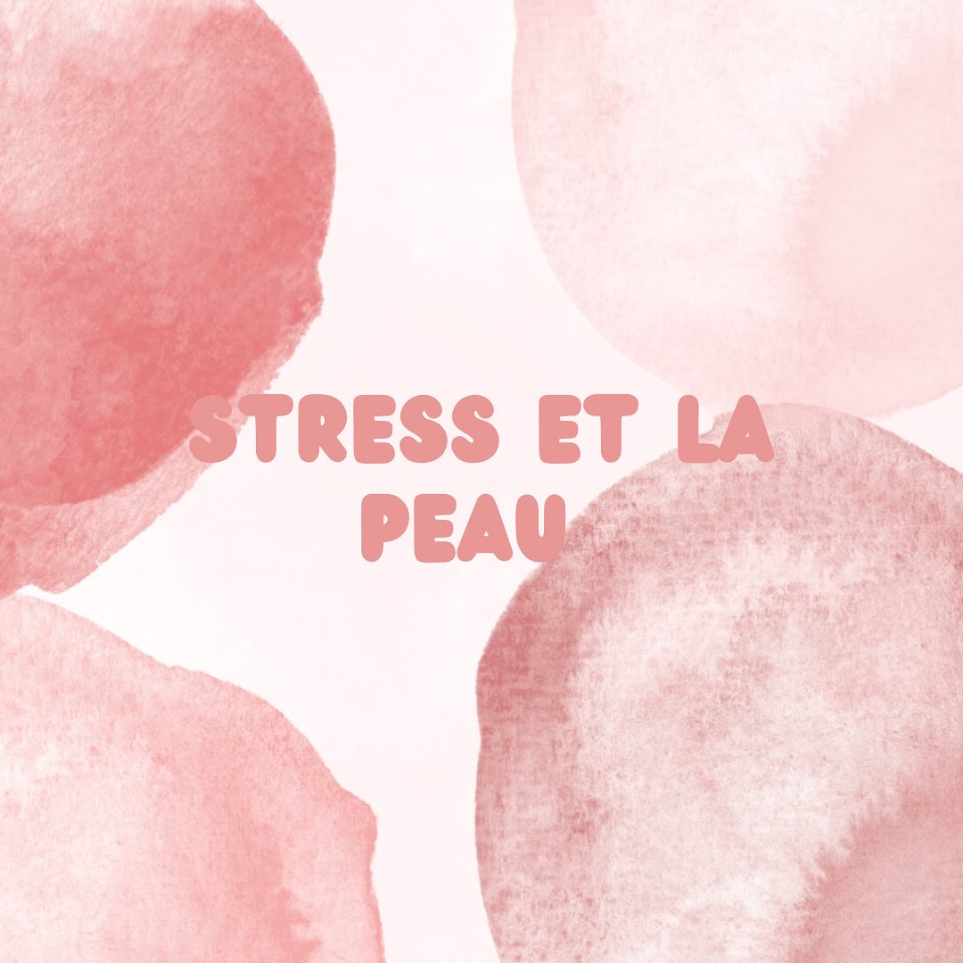 💫LES IMPACTS DU STRESS
SUR LA QUALITÉ DE NOTRE PEAU
🪷Saviez-vous que le stress a des effets directs sur la santé de notre peau ? Lorsque nous sommes stressés, notre corps libère du cortisol, l’hormone du stress, qui peut déséquilibrer la barrière cutanée et affecter l’éclat naturel de notre peau.
🪷Voici quelques effets visibles du stress sur la peau :
1✨Acné et imperfections : Le cortisol stimule la production de sébum, ce qui peut boucher les pores et favoriser l’apparition de boutons.
2✨Rougeurs et inflammation : Le stress peut aggraver des conditions comme la rosacée ou l’eczéma, provoquant des rougeurs et des irritations.
3✨Peau terne : La microcirculation se ralentit en période de stress, ce qui peut donner à la peau un aspect plus terne et fatigué.
4✨Vieillissement prématuré : Le stress chronique accélère le vieillissement de la peau en réduisant la production de collagène, entraînant l’apparition de rides et ridules.
🪷Quelques conseils pour apaiser votre peau en période de stress :
✨Adoptez des soins apaisants, riches en ingrédients anti-inflammatoires comme la camomille et l’aloe vera.
✨Intégrez des techniques de massage facial relaxant pour activer la circulation sanguine et favoriser la détente.
✨Pensez à prendre du temps pour vous, même quelques minutes par jour : respiration profonde, méditation, et activités relaxantes peuvent faire une grande différence !
🪷Le stress est inévitable, mais en prenant soin de soi de l’intérieur comme de l’extérieur, on peut en réduire les impacts sur notre peau. N’oubliez pas : une peau apaisée passe par un esprit apaisé 💆🏻♀️✨
#stressetpeau #soinduvisage #routineantistress #beauteholistique#facialiste