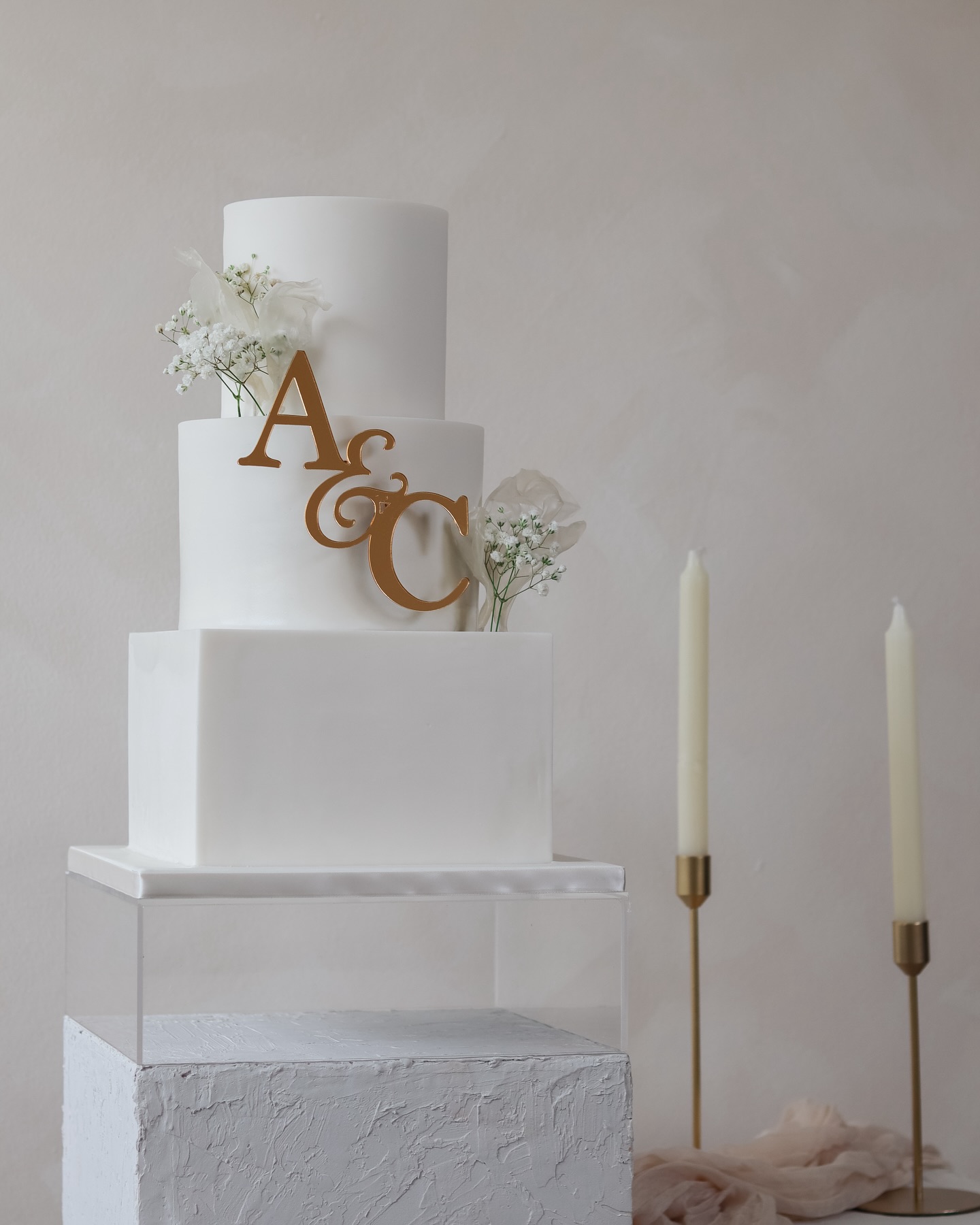 Amanda y Carlos querían un diseño minimalista y hermoso, y creo que logramos capturar su visión perfectamente. Estoy encantada con el resultado. 🤍✨ Si este estilo es justo lo que imaginas para tu gran día, ¡envíame un mensaje para una cotización! #weddingcake #cakedecorating #cakedesign