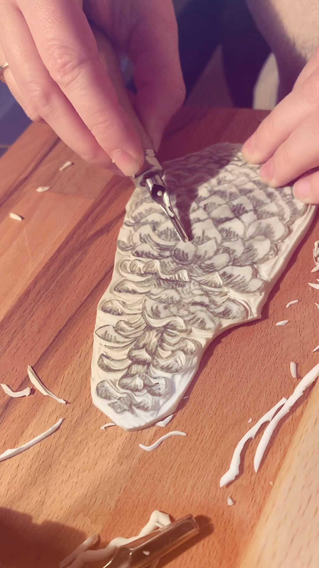 Un de mes premiers modèles ! 🥰Je ne me souvenais pas en avoir filmé la fabrication, mais je viens de retrouver quelques vidéos 😃 Ce duo feuille de chêne-pomme de pin sur feuille de livre est sans aucun doute mon duo préféré 🤩
#linocut #printmakersofinstagram #linoldruck #linogravure #linograbado #handmade #printmaking #inkprintrepeat #engraving #linocutprint #reliefprint #reliefprinting #reliefprintmaking #linoldruckmachtglücklich #autumn #autumnvibes #vieuxlivres #artisanat #artisanal