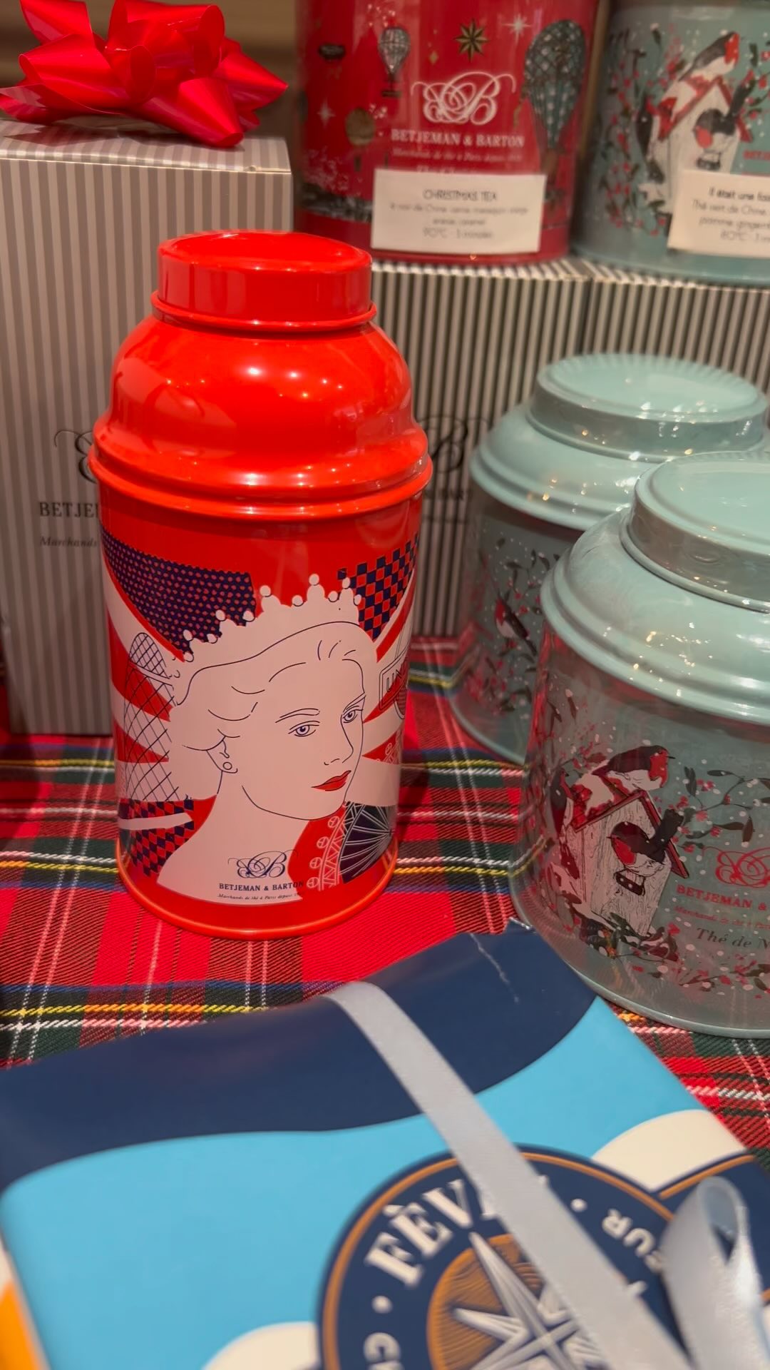 🎅🏻🎁 LES THÉS DE NOËL EN HABIT DE FÊTE 🎉 🎅🏻
Ils sont là…avec ou sans théine, dans leur habit de fête…
🍊Christmas Tea : thé noir de Noel aux notes de fruits confits du pudding, sans épice avec des notes d’orange, de cerise marasquin, caramel et ananas
🎄Il était une fois Noël : thé noir de Noël épicé gourmand, avec l’amande, la cannelle, le gingembre…
🎄Il était une fois Noël vert : le thé de Noël épicé en sur une base de thé vert de Chine tout doux
🐰Rooibos Merveilles : la merveilleuse boite aux notes de rooibos biscuité amande, pistache, miel
Le cadeau magique pour les fêtes…
Seulement chez Betjeman & Barton.
#tours #toursmaville #tourscity #toursvaldeloire #regioncentrevaldeloire #sortiratours #toursevenements #betjemanandbarton #toursetmoi #tisanebio #sansalcool #thenoir #thevert #herbaltea #teapairing #naturel #bienetre #toursvaldeloiretourisme #myloirevalley #touraineloirevalley #miam #yummy #christmas #sortiratours #betjemanandbarton #instatea #thedenoel #xmas #christmastea