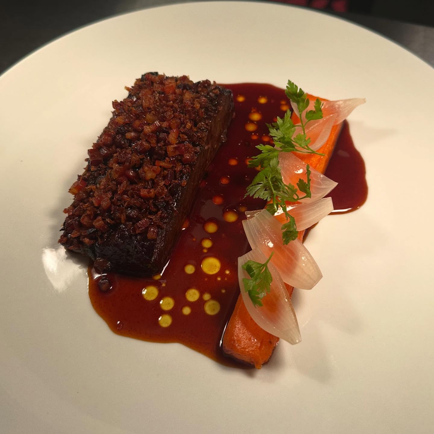 Beef short rib served with alsace bacon crumb, carrot fondant, pickled onion, smoked olive oil and a side of puy lentils
#hildersham #cambridgefood #opentableuk #restaurant #foodie #aarosette #staffcanteen #pearandolive #village #cambridge #chef #smallbusiness