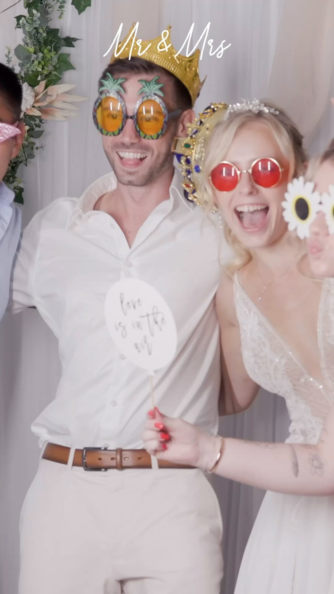 Du wirst es nicht bereuen🔥💪🏼
Hast du schon die perfekte Fotobox für deine Hochzeit? 🥰
Unterhalte deine Liebsten auf eine ganz besondere Art und miete eine Fotobox von Happybox.
Neben einem gewöhnlichen Gästebuch bieten wir auch ein Audiogästebuch im einmaligen antiken Style an.
Polaroidkameras als Begleiteter für zwischendurch versüßen deine Hochzeit und lassen deinen besonderen Tag unvergesslich werden. ❤️
Weil Fragen bekanntlich nichts kostet, informiere dich unverbindlich und sichere dir dein Traumdatum. 🥰
#hochzeit #fotobox #geschenkideen #niederösterreich