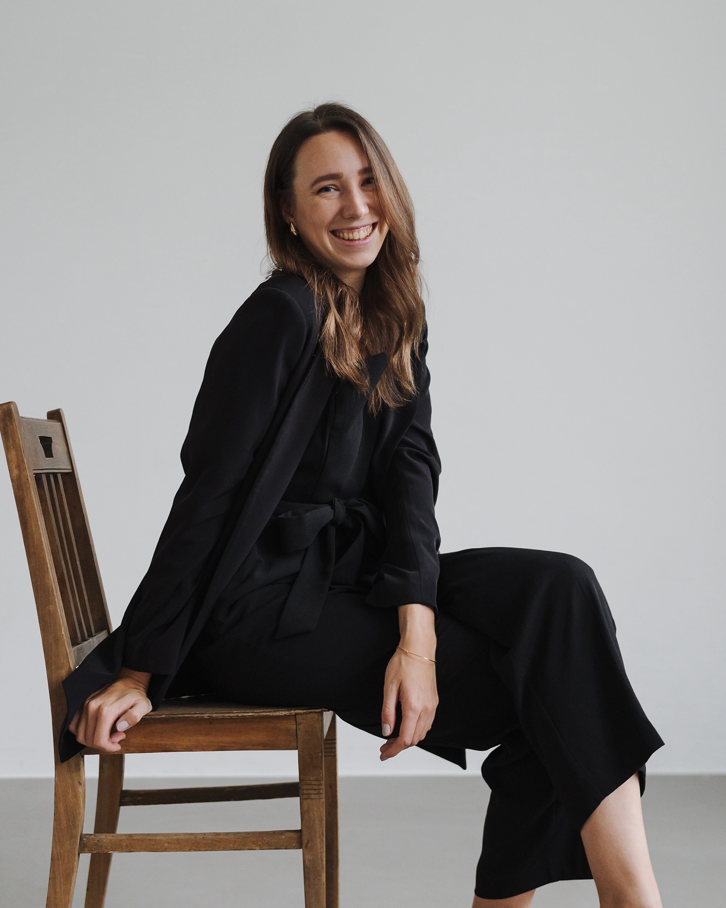 I’ll be there for your once in a lifetime memories!
Mein Name ist Jennifer Henze und ich bin Fotografin für die einzigartigen Meilensteine des Lebens. Ich fotografiere mittlerweile schon seit 11 Jahren die Gefühle und Erinnerungen die für immer bleiben. Sowohl für die Paare und ihre Liebsten, als auch für die nachfolgenden Generationen.
Mit Feingefühl, Vertrauen, eine Prise Leichtigkeit und das Auge für die wichtigen Details, halte ich die unvergesslichen Momente auf exklusiven Hochzeiten und weitere Highlights meiner Kunden fest.
Anbei findet ihr ein paar Einblicke von mir bei meiner Leidenschaft.
Ob in Hamburg, innerhalb Deutschlands oder an euren Lieblingsorten auf der weiten Welt. Ich packe gerne meinen Koffer und fotografiere the time of your life.
Fotocredit: @capturedbyjohanna