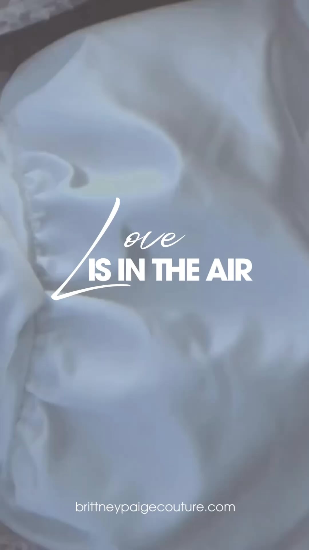 Show your personality in a Custom made mini 🤍
Content @mtl.socials
Gowns @brittneypaigecouture
Hair @sun.soaked.hair
MUA @emmelinemakeupartist
Accessories @annestelle_jewellery
Model @charlotterees
Flowers @thebloombarandco
Styling @coeur.
studio