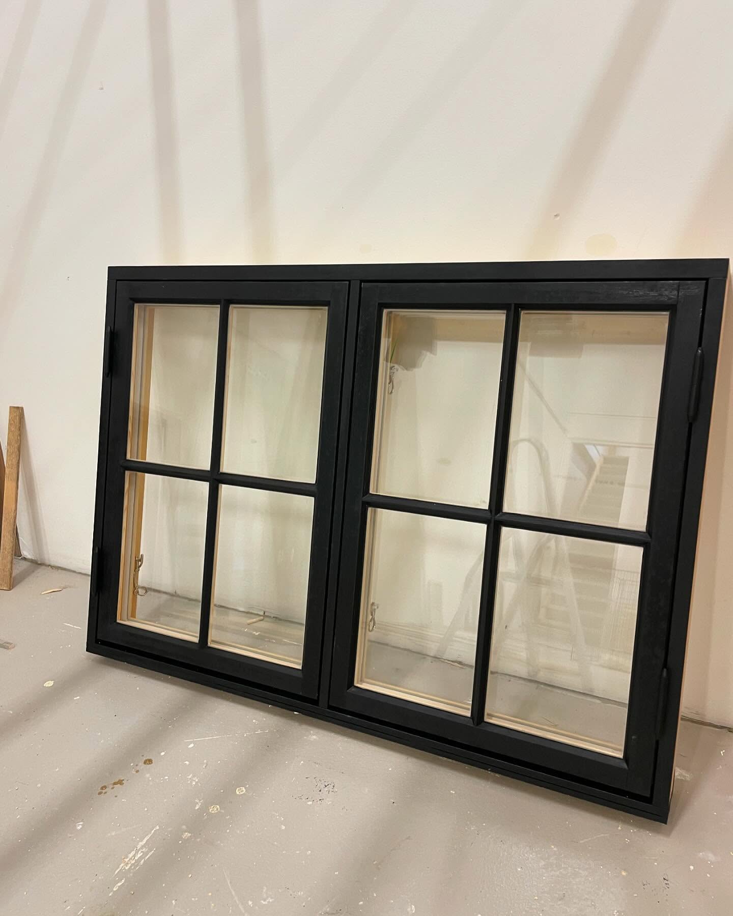 Fönster till ett båthus! Snyggt med svart👌
#fönster #östersund #åre #morinsfönsterhantverk