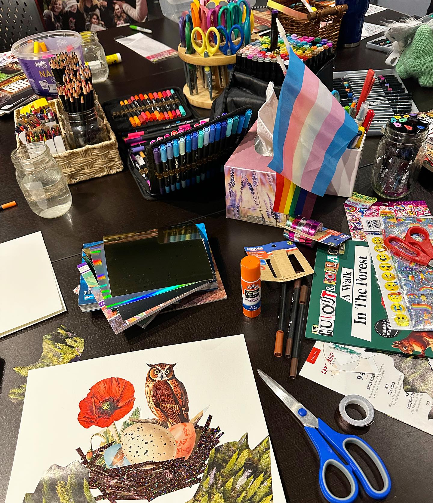 x @heartsparkwithholly 🎨 Truly honoured to be asked to collaborate with Holly, to be welcomed into their very special space, and to create art in community with these lovely humans.
Tonight we celebrated ourselves through the use of metaphor & the medium of collage.
#artastherapy #arttherapyworkshop #ymmartstogether