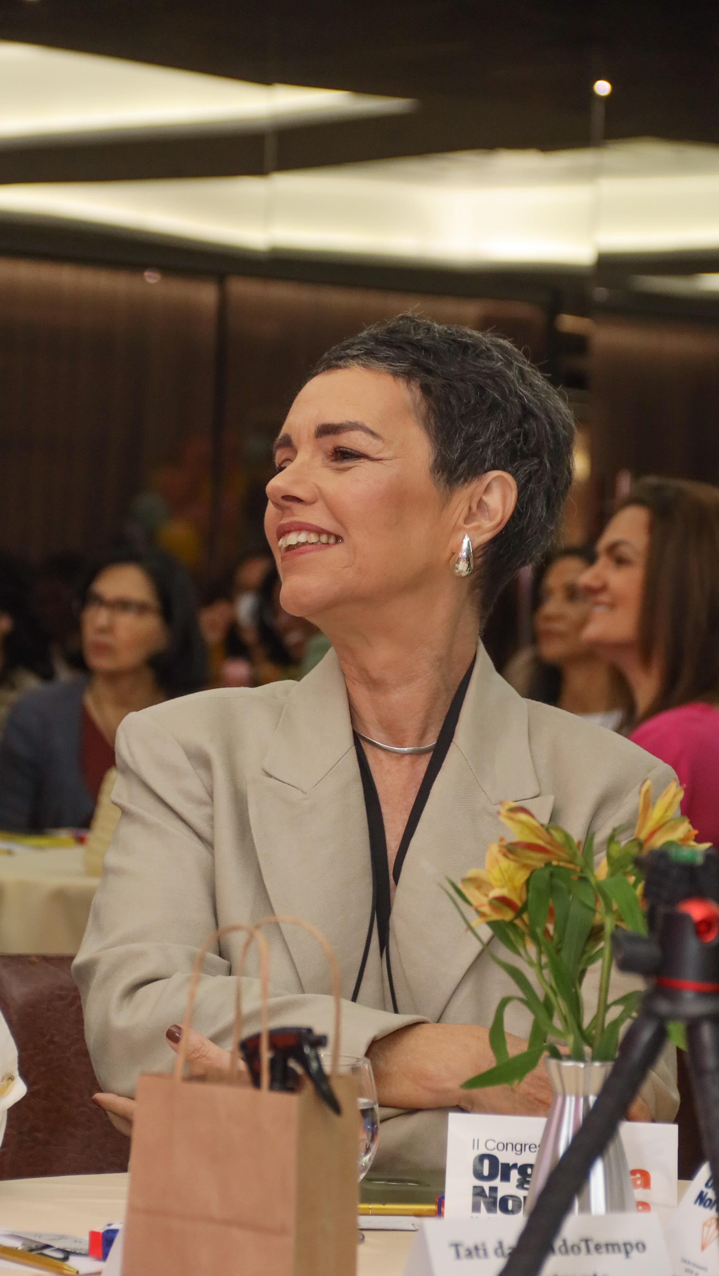 🌱 #TBT Já estamos com saudades de Bahia!!
Por isso vamos relembrar um dos momentos mais inspiradores da APOP NE 2024! 🌱 Nossa fundadora, Ivana Portella, subiu ao palco para falar sobre um tema que toca cada um de nós: Mudança. Mas não é sobre mudança de casa — é sobre aquela mudança de vida que começa dentro da gente e leva a novos horizontes. ✨
Mudar é um processo de coragem e propósito, é sair da zona de conforto e se permitir crescer. Durante a palestra, Ivana compartilhou caminhos práticos para enfrentar esses desafios e transformar a vida com intenção e equilíbrio.
👉 Quer saber como começar essa jornada de transformação? Ou que tal refletir sobre sua própria mudança? Compartilhe nos comentários: Qual mudança de vida você está pronto(a) para abraçar?
Curta ❤️ e marque aquela pessoa que precisa de uma dose de inspiração para sair da zona de conforto! Vamos juntos construir novos caminhos. 🚀