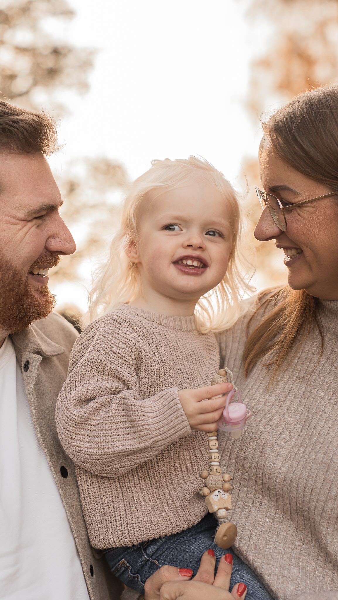 „Was passiert, wenn dein Kind beim Shooting nicht mitmachen will?“
Ganz ehrlich?
Es passiert überhaupt nichts! Denn genau diese Momente sind es, die oft die schönsten Erinnerungen schaffen. Wenn ein Kind mal nicht so mitmacht, wie geplant, dann ist das völlig okay. Es gehört dazu, dass Kinder neugierig, verspielt oder auch mal zurückhaltend sind – und das möchte ich genauso festhalten.
Bei meinen Shootings müssen Kinder nicht perfekt posieren oder still sitzen. Stattdessen dürfen sie einfach sie selbst sein: lachen, rennen, weinen, kuscheln oder einfach nur beobachten.
Diese echten Momente sind es, die die Magie eines Familienfotoshootings ausmachen. Kein Druck, keine Erwartungen – nur pure, authentische Erinnerungen.
Also, liebe Eltern: Macht euch keine Sorgen! Lasst eure Kinder einfach Kind sein, und ich kümmere mich darum, diese wunderschönen, ungestellten Augenblicke festzuhalten. Denn genau diese Bilder werdet ihr später am meisten lieben…🤎
Ich hoffe, ich konnte euch mit diesem Beitrag die Angst ein klitzekleines bisschen nehmen.
Ihr überlegt jetzt vielleicht doch, ein Shooting zu buchen, habt aber trotzdem noch Bedenken?
Dann meldet euch einfach gerne bei mir und wir besprechen gemeinsam, wo der Schuh noch drückt und wie ich euch unterstützen kann.
Ich freue mich, von euch zu hören…🤎
#Familienfotos #EchteMomente #KinderFotografie #NatürlichkeitVorPerfektion #EntspannteEltern #FamilienfotografieHamburg #AuthentischeFotografie #FotosDieBleiben #Höltigbaum #Rahlstedt
FAMILIENFOTOGRAFIN
FOTOGRAFINRAHLSTEDT