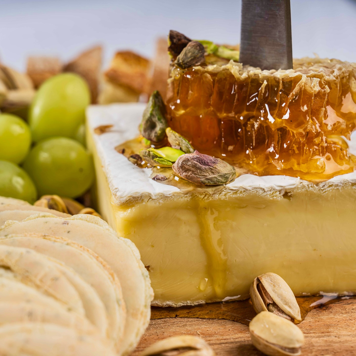 @honeybythesea @theartisanhub_nz @overthemoondairy Best Combo for a sunny day snack #honeycomb #triplecreambrie #easycheesy
