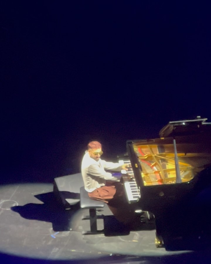 Union douce et intense.
Un artiste, son public.
Merci @sofianepamart pour ces très grands moments de voyage, de poésie et de partage !!
#union #sofianepamart #voyagemusical