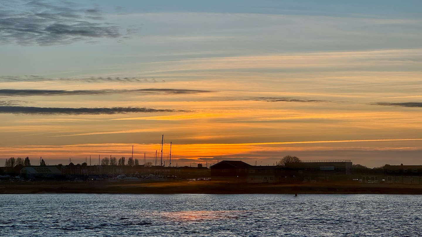 Langstone sure knows how to put on a show! 🌅🌙