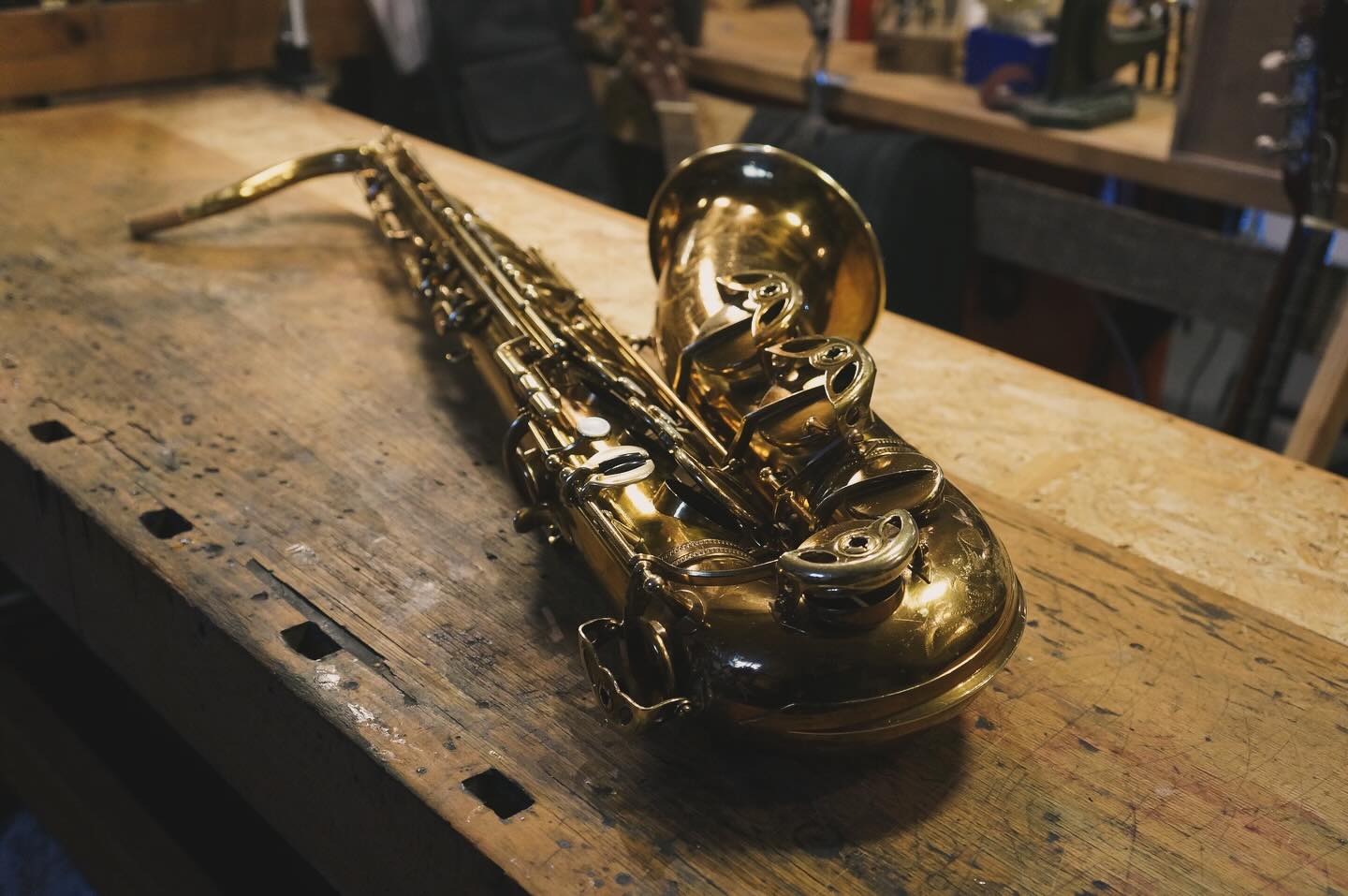 Dieses wunderschöne Selmer SBA (Super Action) Tenorsaxophon aus dem ersten Baujahr 1948 dieser Baureihe, wurde in den letzten Wochen von Grund auf überholt. Was für eine Ehre an diesem Instrument zu arbeiten. Danke an Óskar Guðjónsson für den Auftrag. This beautiful Selmer SBA (Super Action) tenor saxophone from the first year of production in 1948 has been completely overhauled in the last few weeks. What an honor to work on this instrument. Thanks to Óskar Guðjónsson for the assignment. #selmerparis #saxophone #craftsmanship #holzblasinstrumentenbau #saxophonberlin #thebeautyandthebeast #saxrepair