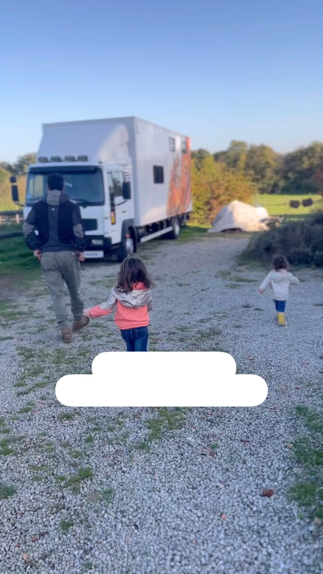 Bref résumé de nos sorties aux @les_dadous_de_la_brande et des souvenirs graves de nos filles✨
Les sorties dans ce type de centre équestre (car tous ne sont pas si pédagogues que Gaetane !) offrent tellement plus qu’une simple balade. À chaque étape, nos enfants découvrent la patience, la douceur et l’attention en prenant soin du poney. Ils apprennent à respecter l’animal, à observer ses réactions et à développer une connexion unique avec lui.
Encadrés par Gaetane, nos filles ont aussi pu explorer l’autonomie et la confiance en elles en menant le poney seules, en apprenant les gestes et en relevant leurs petits défis. C’est une aventure qui leur ouvre les portes du monde animal et les aide à se familiariser avec la nature, tout en stimulant leur curiosité et leur envie d’apprendre.
Un rendez-vous que nous attendons à chaque vacance, car ce sont des moments qui les font grandir, loin des écrans, au plus près de la nature et des animaux. Merci à Gaetane pour sa patience et son approche bienveillante qui rendent ces moments aussi formateurs que magiques.
Vois pouvez foncer les yeux fermés, mercredis, semaine, week-end, vacances ! Vous ne le regretterez pas ! Et … il n’y a pas de mauvais temps, que des mauvais vêtements 😉! Alors on s’équipe, et on appelle Gaetane !!!
Et toi ? C’est quoi la sortie qui fait carton plein auprès de tes enfants ?
#DadousDeLaBrande
#SortieEnFamille
#CentreÉquestre
#ÉquitationEnfant
#MomentsPrécieux
#ApprentissageParLeJeu
#BienfaitsÉquitation
#NatureEtBienveillance
#PédagogieActive
#ConfianceEnSoi
#DécouverteNature
#ActivitésEnfants
#VacancesFamiliales
#MomentsDeVie
#BienÊtreEnfants
#PetitsCavaliers
#ParentsEnfants
#SouvenirsDeVacances
#chasseneuil