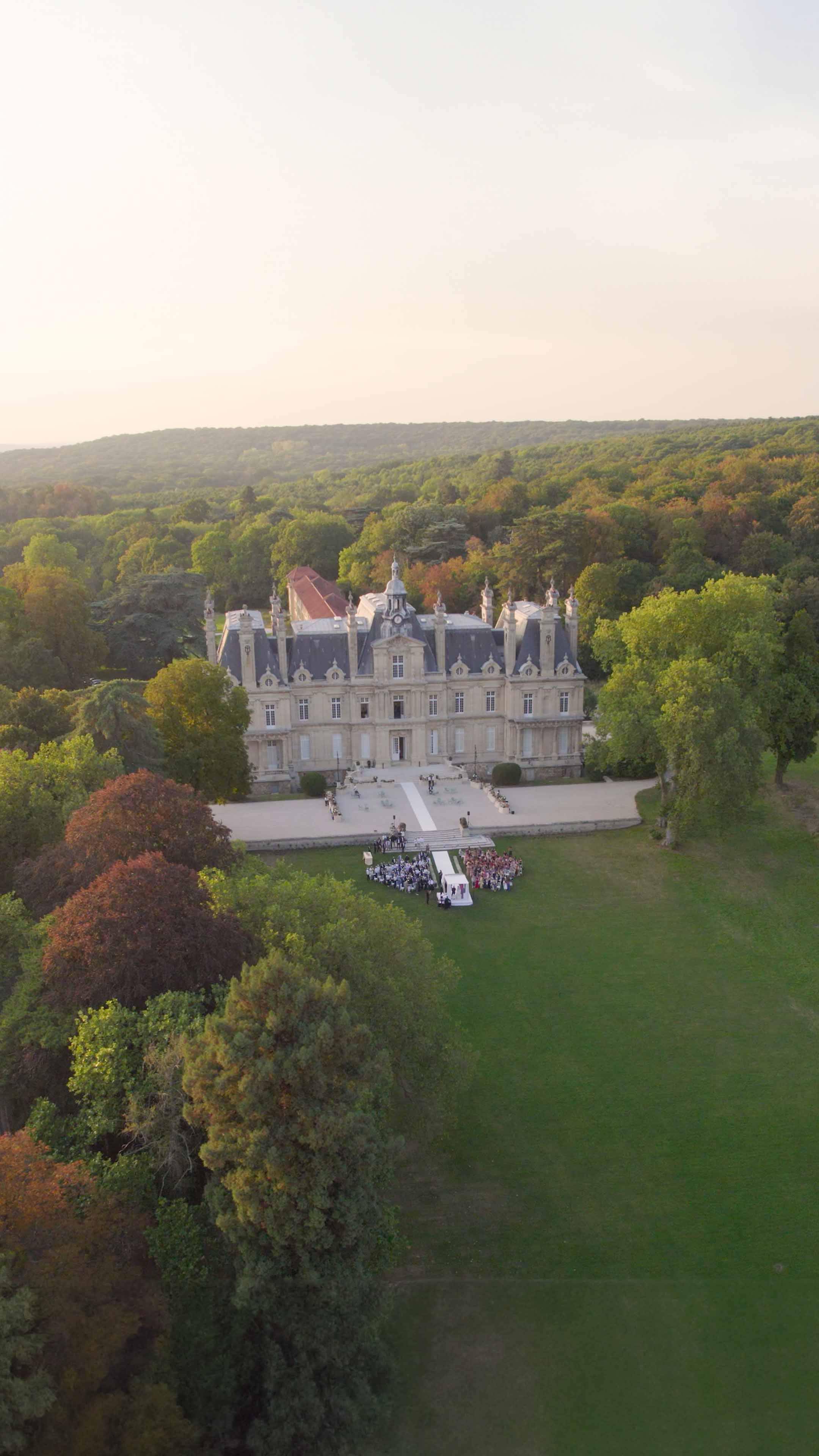 À chaque mariage, j’ai la chance de capturer l’amour dans toute son authenticité, sa diversité et sa beauté. Cette vidéo va bien au-delà de simples images assemblées, c’est un hommage à cette force indéfinissable qui unit deux personnes et traverse le temps. Racontant leur histoire d’amour unique, elle nous rappelle combien l’amour est pur, puissant et intemporel, et combien chaque instant en sa présence est précieux.
Pour découvrir l’intégralité de cette aventure, rendez-vous sur adeneatelier.fr
📍@chateau_smdt
#Bride #modernbride #WeddingInspiration #WeddingDay #LoveStory #luxurywedding #jewishwedding