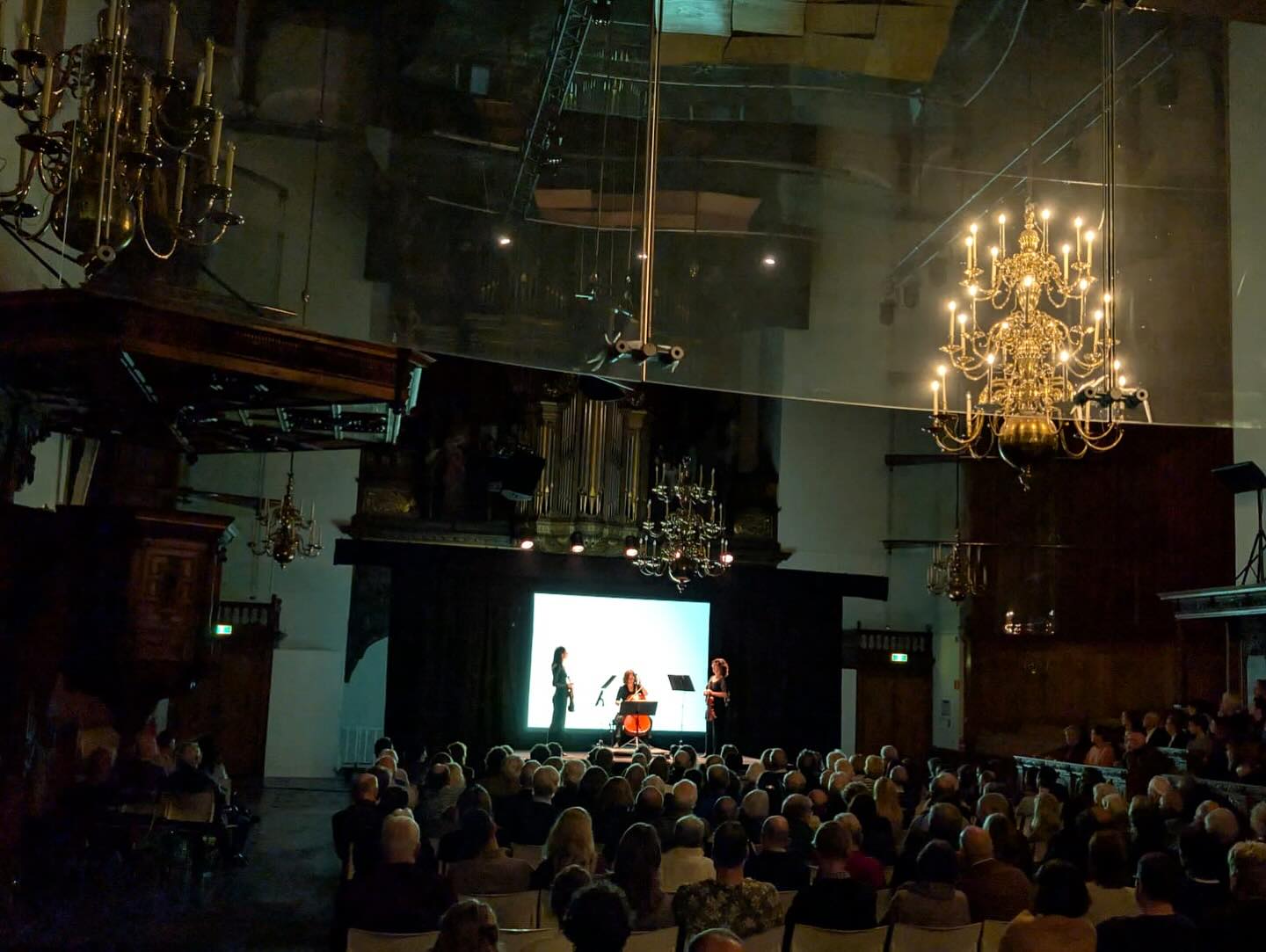 Op zaterdagavond hebben we âVisions of Goldbergâ in een uitverkochte Nieuwe Kerk in Den Haag uitgevoerd.
Wat was het magisch om de indrukwekkende muziek van Bach met de betoverende kunst van @lisette_huizenga in zoân prachtig gebouw tot leven te mogen brengen!
Veel dank aan @amaredenhaag voor de uitnodiging, en aan de geweldige technici die dit voor ons weer mogelijk hebben gemaakt! Mike en Marco van Einstein Design en Ben van Vermunt Verhuur & Geluidstechniek bedankt! đ
#artandmusic
#goldbergvariations
#bach