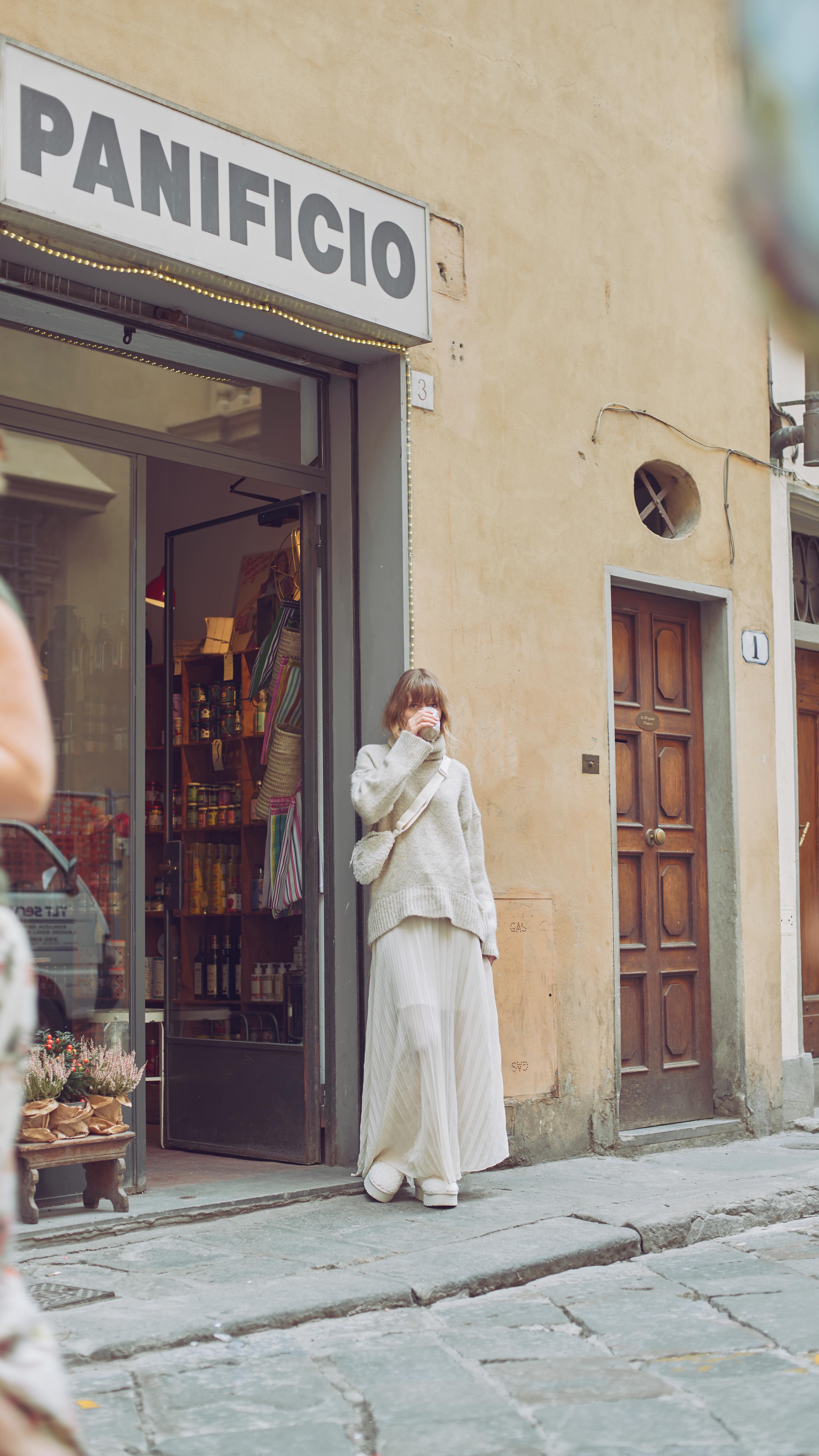 Chilly days, warm vibes ✨ Walking the city in style with @colorsofcalifornia #fallfashion #citystrolls #shoesaddict