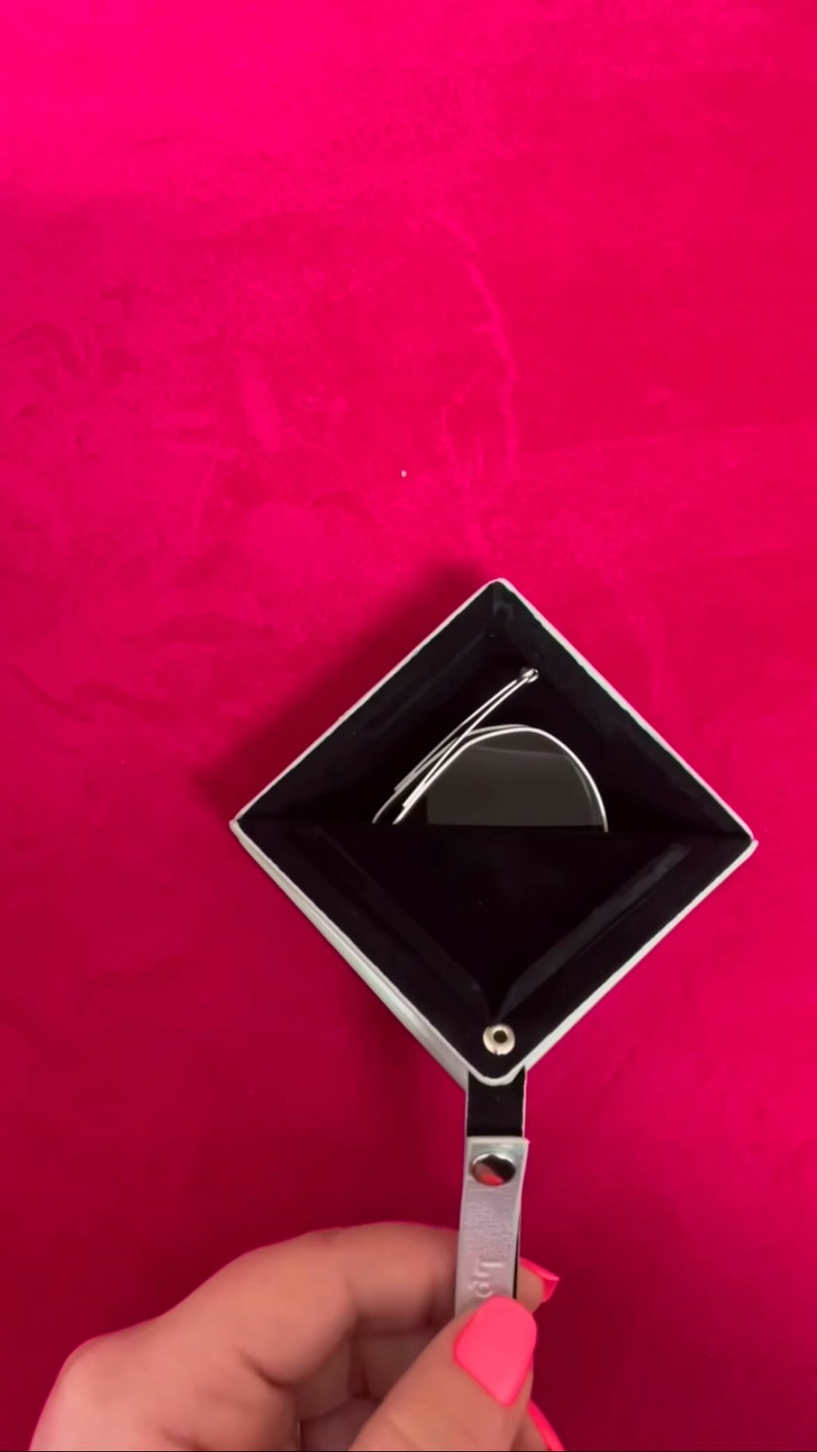 MINIMALIST
Les clips adaptés à vos montures @lapetitelunetterouge se glissent dans un petit lingot 😎
#opticien #clipsolaire #saintgaudens #ingenious #opetitmonocle