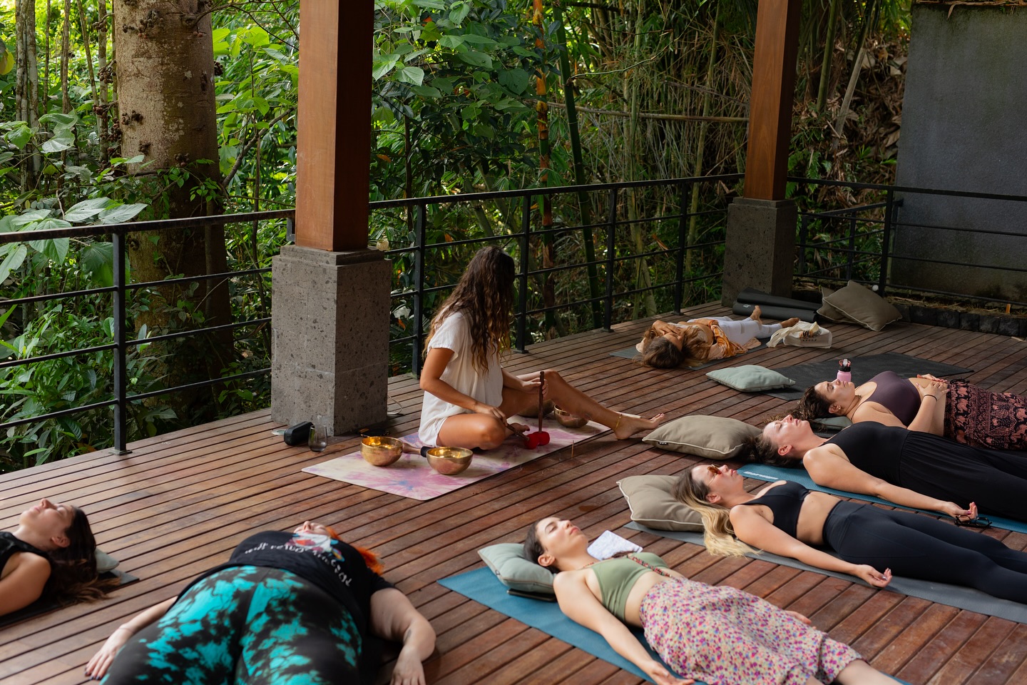 Experience the transformative power of sound healing ♥️ where vibrations resonate with your soul, balancing energy, calming the mind, and restoring harmony within. Let the frequencies guide you to a place of deep peace and renewal.
📸 @cynthiaseeks
#shewolfretreats #soundhealing