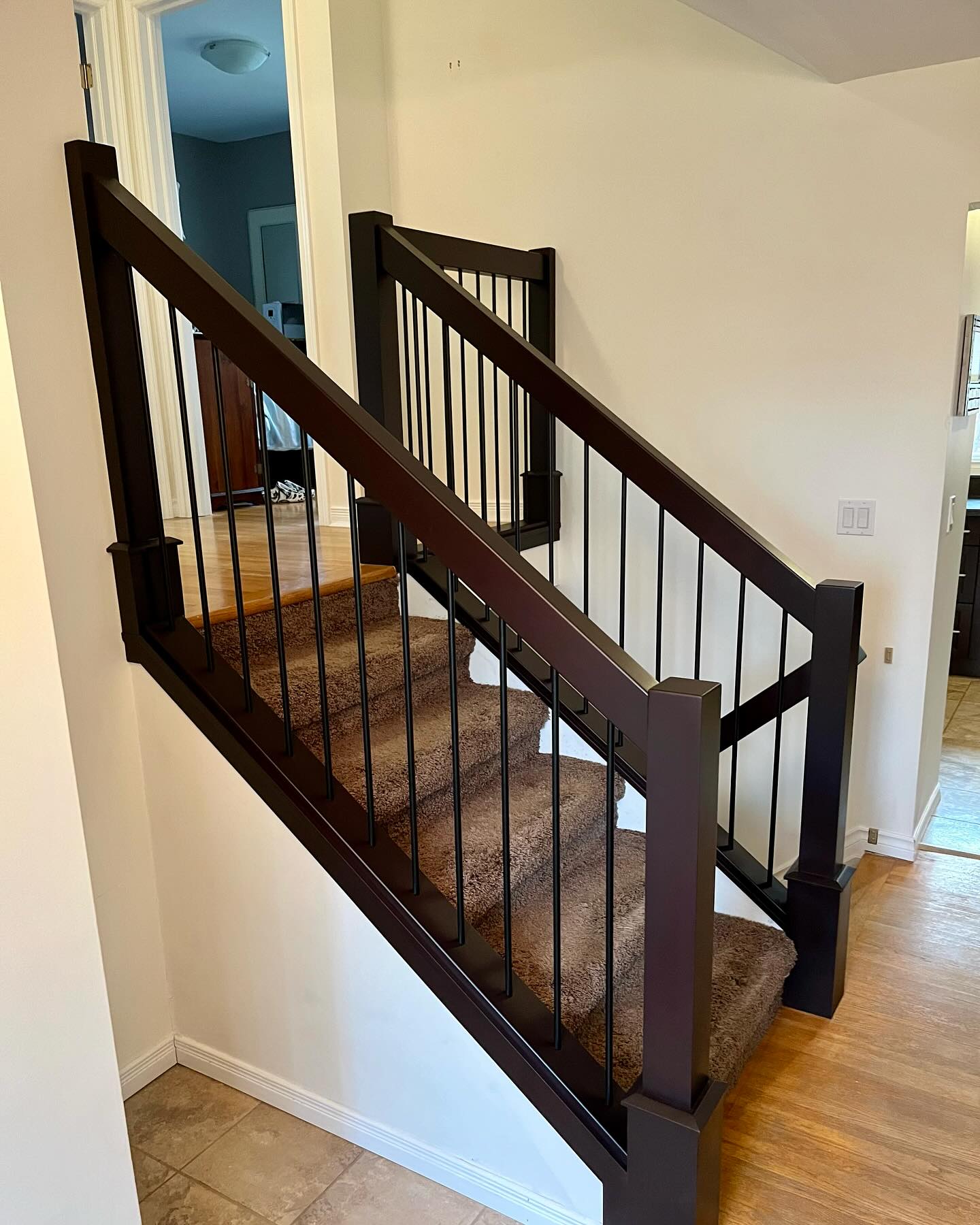 ✅ Just finished another stair railing renovation. Home owners said goodbye 👋 to the old iron rod railings. Now we have a timeless clean modern look 👀.
#maplerailing #stairrailingrenovation #gwrailings #regina #saskatchewan #satinblackspindles #modernrailing #interiorrailing #railingideas #smallbusiness #supplyandinstall