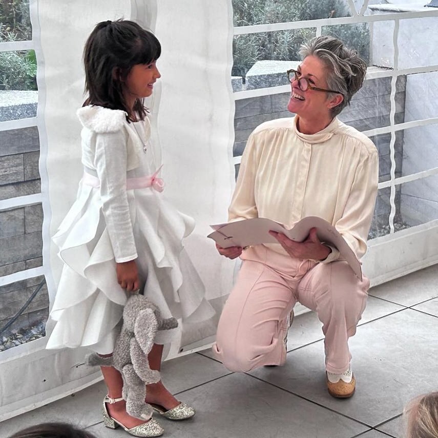 A naming ceremony is such a sweet thing to do. Especially if the child is old enough to understand, like Margot. Surrounded by family and close friends, she was promised glorious (and some very funny) things by siblings, parents and guide-parents. 💗🤍
#celebrant
#namingceremony