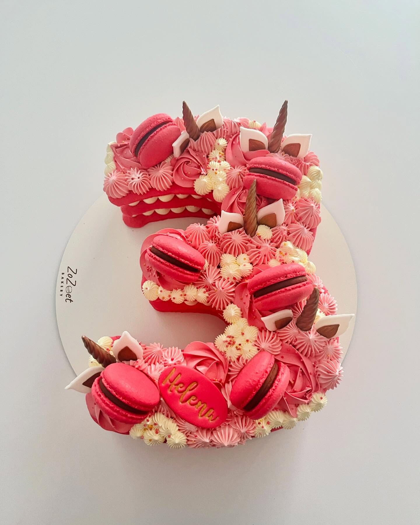 ✨Macaron cijfertaart*
Drie heerlijke laagjes macaron met vulling naar keuze: bueno, snickers, speculoos, framboos of aardbei. Wat zou jij kiezen? 😋
Deze maakte ik voor Helena, 3 jaar en gek op roze en eenhoorns 🦄 🩷
#unicorncake #eenhoorntaart #macaroncake #macarontaart #macarons #macaronlove #macaronlady #numbercake #cijfertaart #macaroncijfer #macaronnumbercake #zozoet #zozoetoostende #zozoetmacarons #oostende #artisanalemacarons