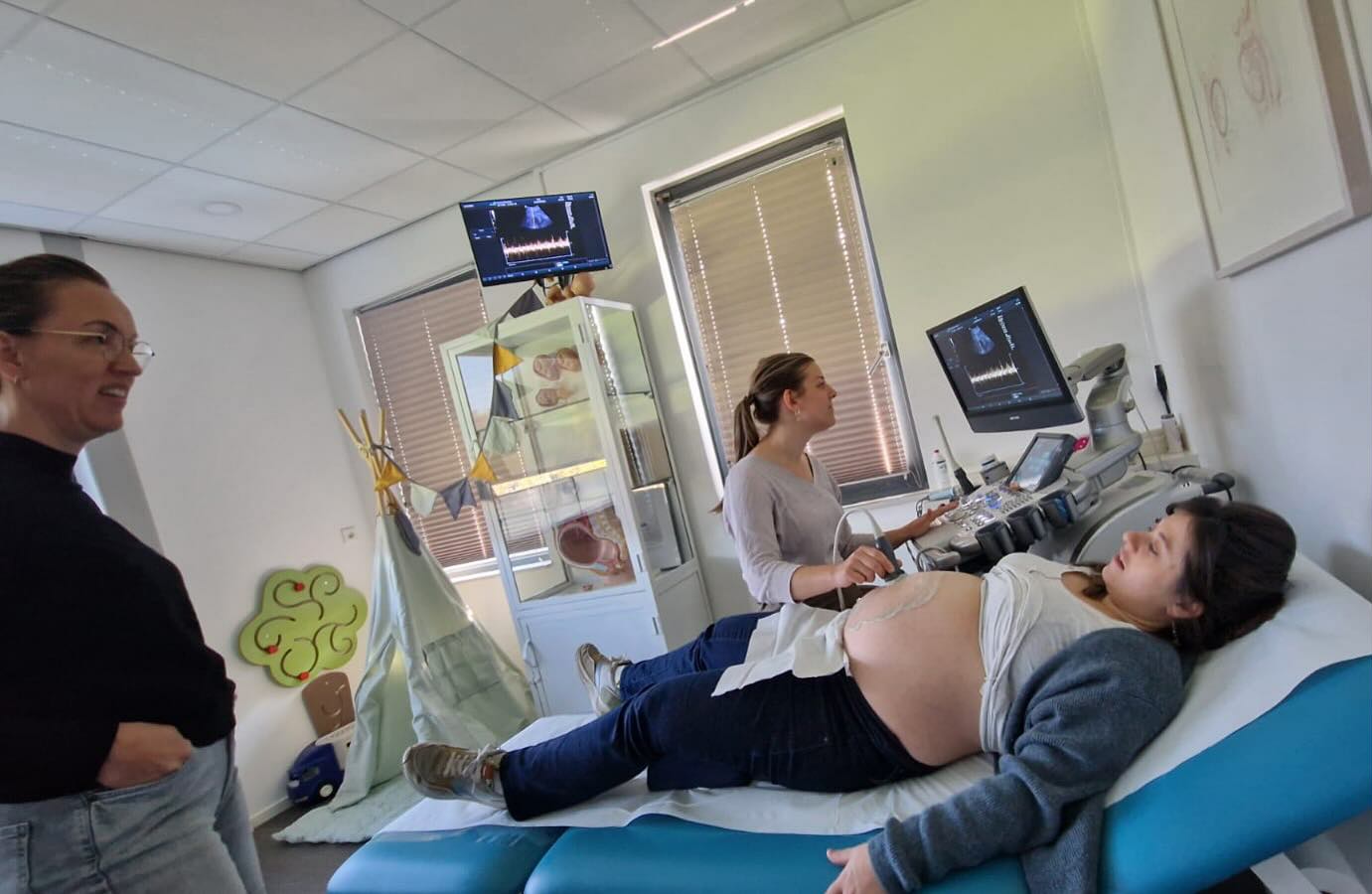 Collega opleiden, collega echoën.
Wat een mooie gelegenheid! Nadia is met verlof en kreeg haar laatste echo van Annabel, die bezig is met de echo opleiding, onder toeziend oog van Heleen 😄