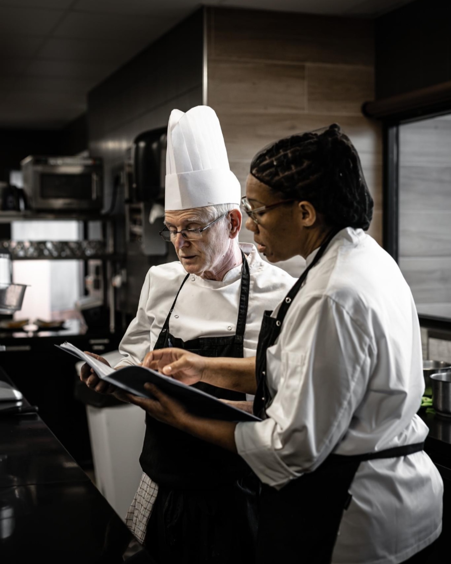 Vous l’attendiez... et elle est enfin là ! 😍
Dites bonjour à notre nouvelle carte automne-hiver 🍂
✨ Foie gras de canard entier mi-cuit, Saumon en gravlax, Noix de Saint-Jacques dorées, Souris d’agneau confite ou encore Croque Montagnard... toute une carte revisitée à tester !
Disponible en restaurant dès le mercredi 13 novembre midi 😉
Toute l’équipe a hâte d’entendre vos retours !
Pensez à réserver votre table👇
🔗 sur notre site internet (lien en bio)
📞 03.25.41.28.11
A bientôt au Belvédère 💙