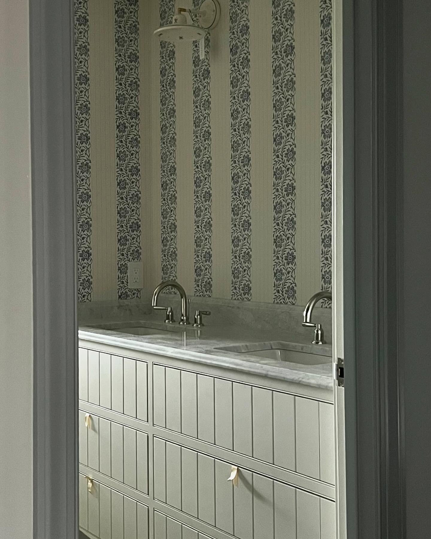 Progress photos of our Tidewaters project preserved on the grid. It’s a familiar story…a home with lots of layers. We’re in that phase where some spaces look nearly done, others have many components left to go. There can be some ups and downs as they unfold one by one, but gosh is it a joy to see them come together in the end. Keep the faith! Can’t wait to share more of this special, extremely personal, project soon✨
Build team in it with us every day: @dewsoncc
Cabinetry: @uniquekitchensandbaths