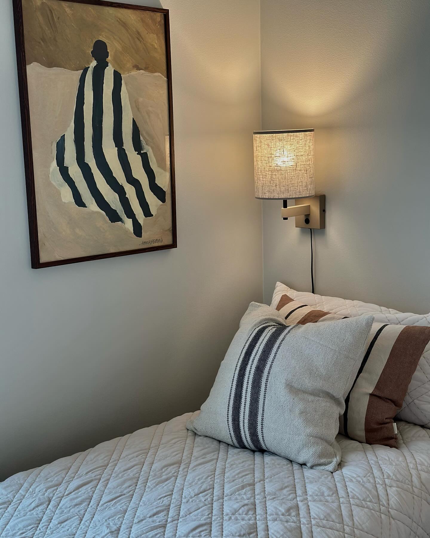 Inredningsuppdrag: Övernattningslägenhet i Nya Hovås
Fick uppdraget att inreda en övernattningslägenhet i en flerbostadshus. Lägenheten ligger högst upp i huset med utsikt över hela Hovås och med stor terrass. Härligt!
Valde att inreda den med ett stort matsalsbord, matta & med två fåtöljer vid sidan av för avkoppling. Och sovrum med härliga överkast & plädar & fina vägglampor från Belid.
En mysig plats för långväga gäster att övernatta, för större middagar, och-/eller styrelsemöten.
Så fint att erbjuda de boende i huset en extra plats att låna/hyra i huset där man bor 🤎