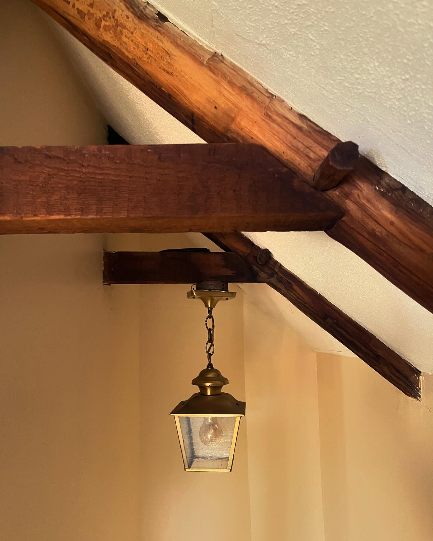 What do you notice in this craftsmanship? Can you spot the two distinct milling styles? Recognize the construction technique? And how old do you think this home might be? Drop a comment with your thoughts, and we’ll reveal the details! 👇
#Craftsmanship #EchelonBuilders #ArchitecturalDetails #LuxuryDesign #HistoricHomes #homerestoration
—
#architecture #home #builder #interior #luxury #construction #massachusetts #bostonma #handmade #gobuild #americanrevolution